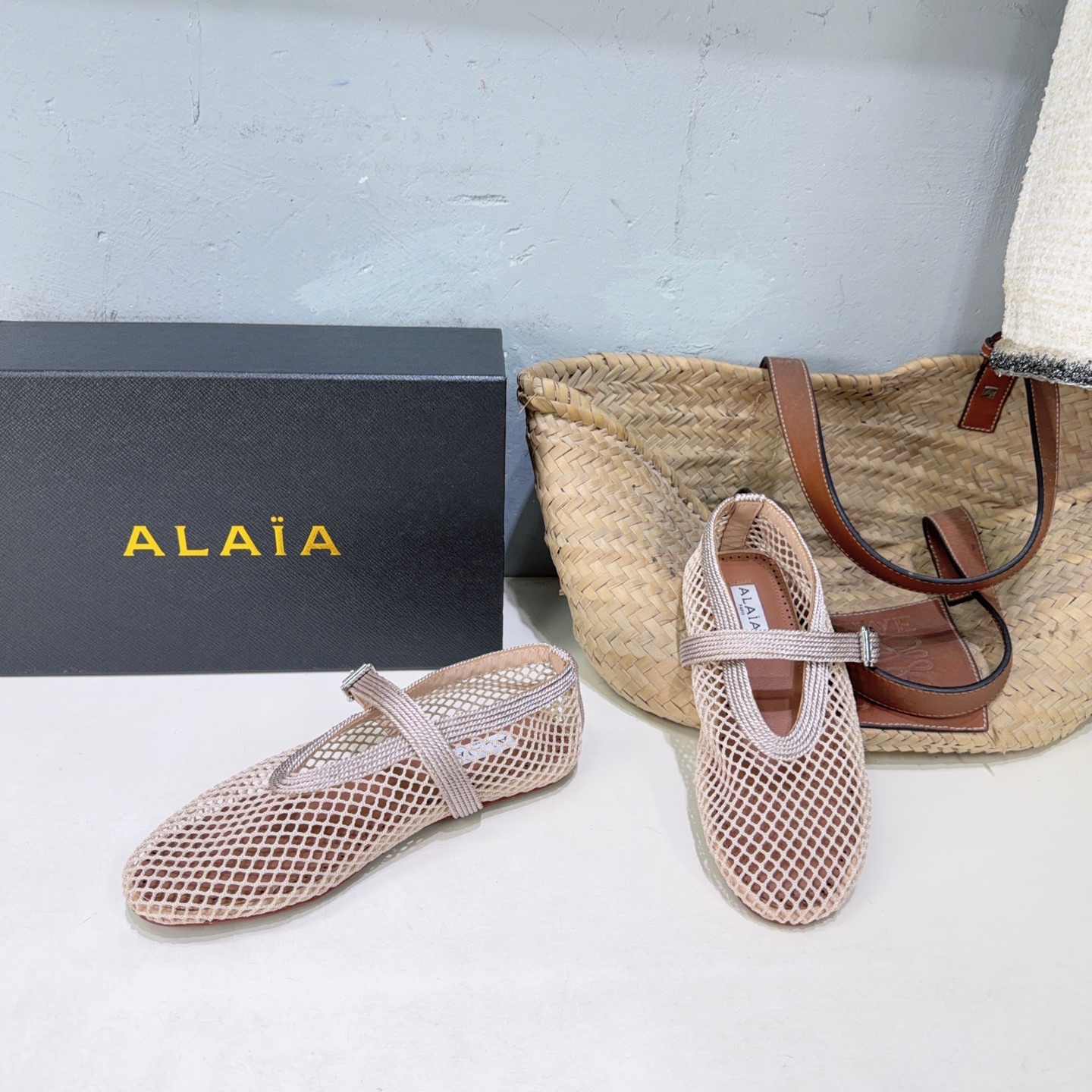 ¡Fábrica de alta calidad! Marca de moda de nicho 🔥 ALAIA 𝟐𝟔𝐀𝐖 Nuevos zapatos Mary Jane de malla con suela plana y …