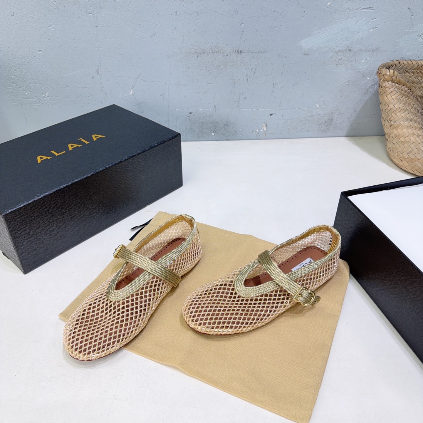 ¡Fábrica de alta calidad! Marca de moda de nicho 🔥 ALAIA 𝟐𝟔𝐀𝐖 Nuevos zapatos Mary Jane de malla con suela plana y …