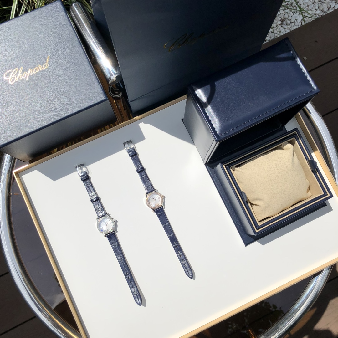 NO:390461,The latest and latest Chopard Hay Sort is a masterpiece of soft style in watchmaking art, and it is agile. Chopard has made this creativity perfect in women's watches. It has launched an infinitely joyful jewelry series, promoting happiness and joy with exquisite and cute designs. This watch uses a compact 25mm appearance design, which can better reflect the design concept. Our smart watch is paired with 40 1.4mm shining diamonds, which is even more of a freshness and elegance. It is equipped with a provincial inspection certificate, imported American crocodile leather from one watch, and has great losses in order to cut the parts. A large piece of crocodile leather raw material cannot make several pairs of double-layer sapphire glass, which is wear-resistant and scratch-resistant, and is a necessary one for a good watch.  Comes with full packaging, bring your own gift, the best choice, Chopard, crocodile skin19860909批,最新最新款萧邦Hay Sort 堪称制表艺术中的柔美风格杰作,灵动登场 萧邦在女装腕表方面,把这种创意发挥得尽善尽美.推出了令人无限喜悦的珠宝腕宝系列,以精巧可爱的设计,宣扬开心快乐.这款手表用25mm小巧的外形设计,更能体现设计理念的灵动魅力的我们这灵动的手表配上40颗1.4mm的闪耀钻石,那更加是清新和优雅的终极原则,配有省检证书,一表一码进口的美洲鳄鱼皮,为了更好的部位裁切,损耗极大,一大张鳄鱼皮原材料,做不了几副表带双层蓝宝石玻璃,耐磨耐刮,高透,是一块好表必不可少的 配有全套包装,送礼自带,不二之选,,chopard,crocodile skin,Watch