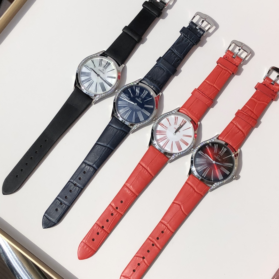 NO:391866,Omega has always had a long tradition of creating exquisite ladies’ watches. Each watch presents a pure and beautiful design style and interprets cutting-edge fashion concepts. This year, the latest Omega Butterfly Fei’s “Fine Dian” series is launched, equipped with Swiss quartz movement; a slim 36mm case, made of 316L stainless steel imported from Switzerland, elegantly arranged along the curves of both sides of the case, 38 VVS-grade natural South African foot diamonds (0.493 carats), presenting charming curves, extremely luxurious, showing noble and elegant female earth charm. Arc-shaped wear-resistant sapphire glass mirror; the lacquer dial is set with Roman numeral hour markers and rhodium-plated hand; the unique mirror back design is decorated with 'Her Time' floral pattern, reflecting the radiant side of the girl; the crown is made of red liquid ceramic,  Surrounded by a red ceramic flower pattern made of five Omega brand logos overlapping each other, and a bright diamond is also inlaid on the stamens. It is a exquisite and unique watch that is absolutely worth it. It has a classic and original box packaging, and is decent for gifts for your own use.19860909欧米茄一直拥有打造精美女士腕表的悠久传统,每一款腕表均呈现纯美的设计风格, 演绎前沿时尚理念. 今年最新推出欧米茄蝶飞“名典”系列, 搭载瑞士石英机芯； 纤薄的36毫米表壳, 采用瑞士进口316L精钢材质, 沿表壳两侧曲线优雅铺镶38颗vvs级天然南非足反钻(0.493克拉）,呈现迷人曲线,奢华无比,尽显高贵典雅女土魅力 圆弧形耐磨损蓝宝石玻璃镜面； 亮漆表盘镶贴罗马数字时标和镀铑处理指针；独特的镜面表背设计,饰有“Her Time”花卉图案,映衬出女生光彩照人的一面； 表冠由红色液态陶瓷制成, 周围环绕着由5个欧米茄品牌标识相互交叠而成的红色陶瓷花朵图案, 花蕊处还镶有一颗璀璨的小钻,精致又独特绝对超值的一款腕表,拥有名典,成就经典配原盒包装,自用送礼体面,,omega,Watch