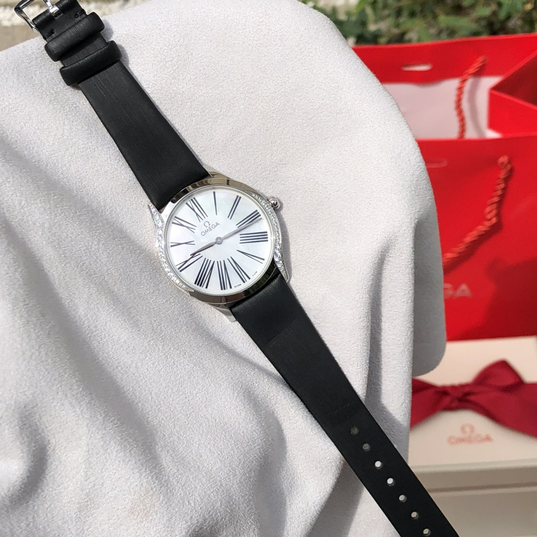 NO:391874,Omega 1 black strap white disc Model .17.36.60.05.001 Wearing recommendation Women Case diameter 36mm Lug spacing 18mm Upper and lower lug spacing 42.7mm Thickness 8.9mm. Case Steel case Dial color White Mirror Arc wear-resistant sapphire glass mirror, internal anti-reflective waterproof performance 3 atmospheres (30 meters/ft),,omega19860909欧米茄 1黑表带白盘 型号 .17.36.60.05.001 佩戴推荐 女士 表壳直径 36毫米 表耳间距 18毫米 上下表耳间距 42.7毫米 厚度8.9毫米. 表壳 精钢表壳 表盘颜色 白色 表镜 圆弧形耐磨损蓝宝石玻璃表镜,內部经防反光处理 防水性能 3 个大气压 (30 米 / 英尺),,omega,Watch