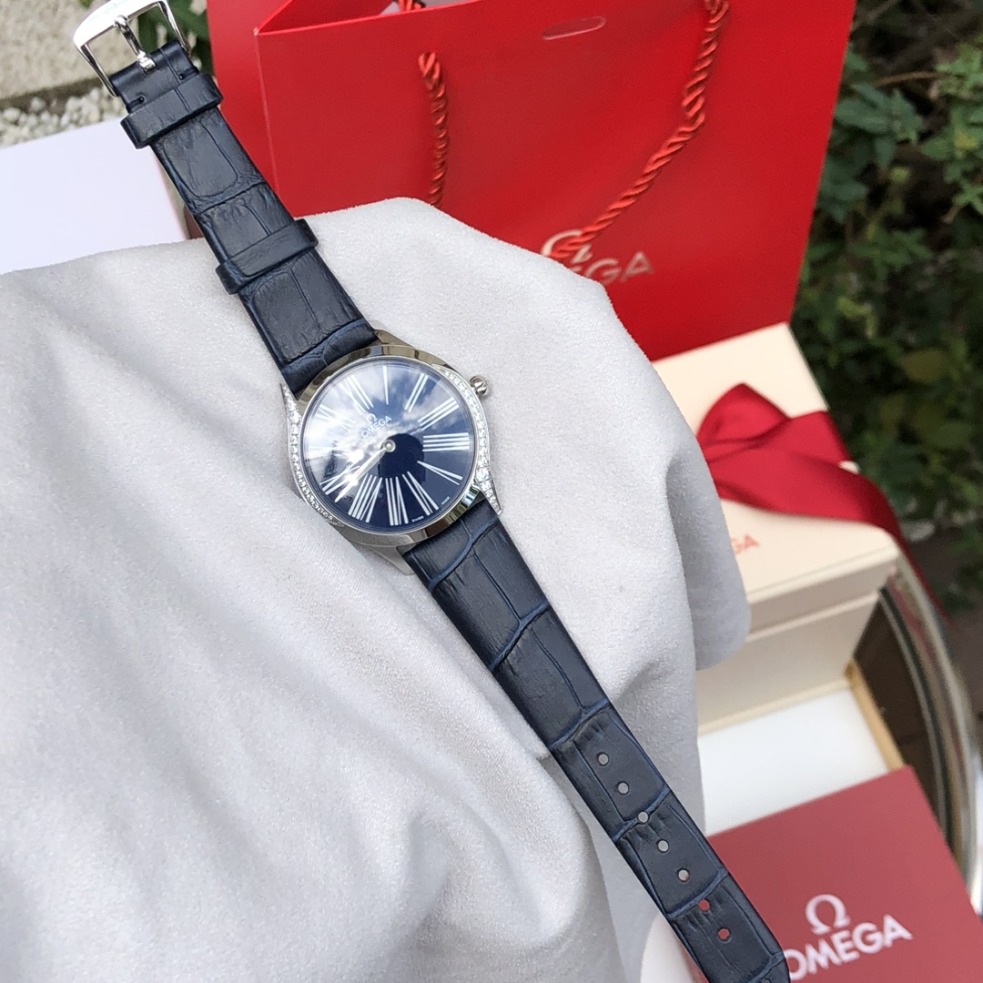 NO:391882,Omega 2 blue strap blue disc Model .18.36.60.03.001 Wearing recommendation Women Case diameter 36mm Lug spacing 18mm Upper and lower lug spacing 42.7mm Thickness 8.9mm. Case Steel case Dial color Blue Mirror Arc wear-resistant sapphire glass mirror, interior anti-reflective waterproof performance 3 atmospheres (30 m/ft),,omega19860909欧米茄 2蓝色表带蓝盘 型号 .18.36.60.03.001 佩戴推荐 女士 表壳直径 36毫米 表耳间距 18毫米 上下表耳间距42.7毫米 厚度 8.9毫米. 表壳 精钢表壳 表盘颜色 蓝色 表镜 圆弧形耐磨损蓝宝石玻璃表镜,內部经防反光处理 防水性能 3 个大气压 (30 米 / 英尺),,omega,Watch
