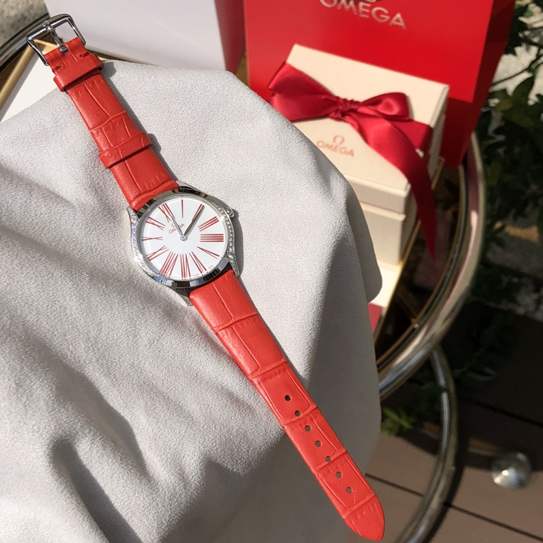 NO:391894,Omega 4 red strap white disc Model .18.36.60.04.002 Wearing recommendation Women Case diameter 36mm High-low lug spacing 42.7mm Thickness 8.9mm. Steel case Dial white Arc arched double-sided anti-reflective wear-resistant sapphire glass mirror Waterproof performance 3 atmospheres (30 m/ft),,omega19860909欧米茄 4红表带白盘 型号 .18.36.60.04.002 佩戴推荐 女士 表壳直径 36毫米 上下表耳间距42.7毫米 厚度8.9毫米. 精钢表壳 表盘白色 弧拱形双面防反光耐磨损蓝宝石玻璃表镜 防水性能 3 个大气压 (30 米 / 英尺),,omega,Watch