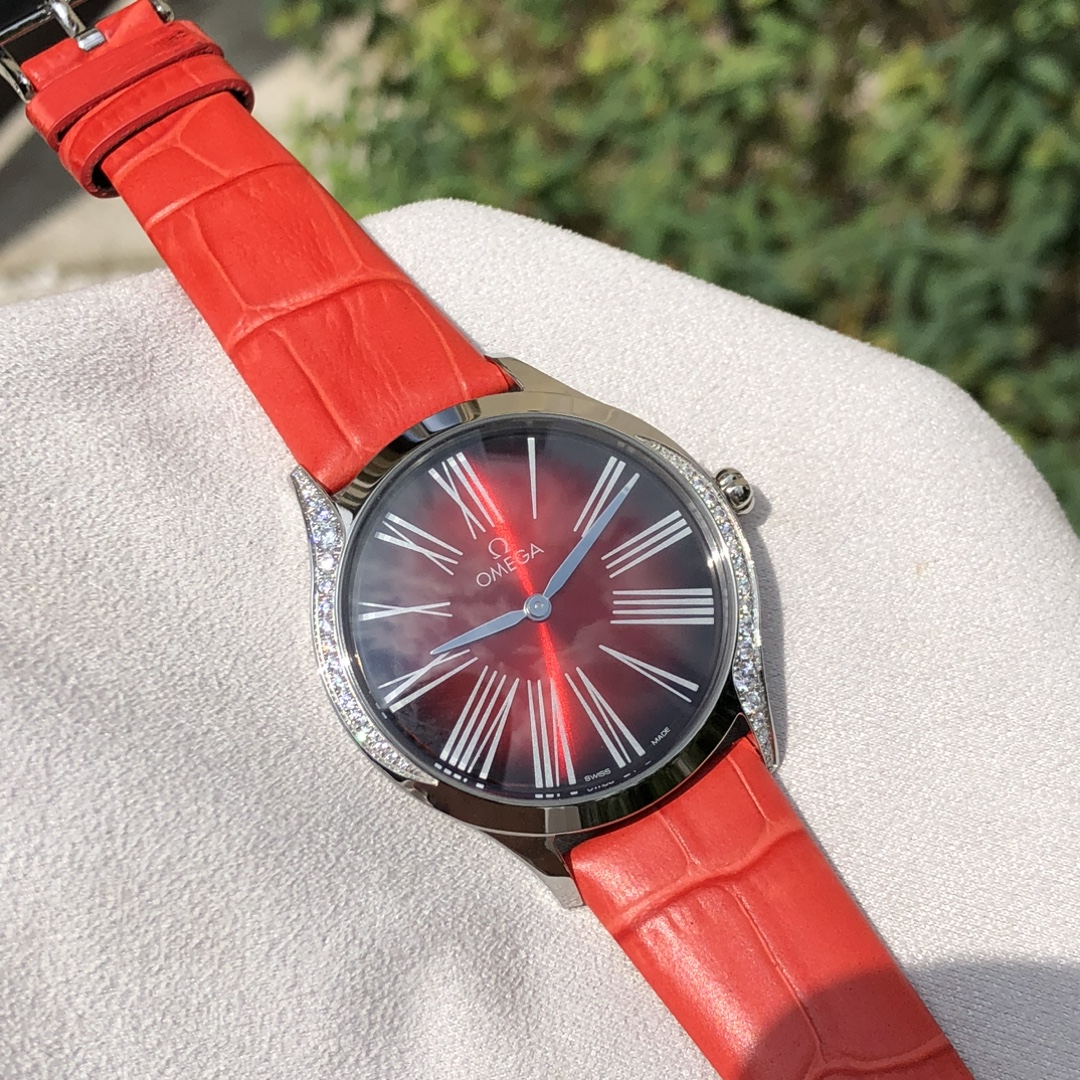 NO:391886,Omega 3 red strap red plate Model .18.36.60.11.002 Wearing recommendation Women Case diameter 36mm Lug spacing 18mm Upper and lower lug spacing 42.7mm Thickness 8.9mm. Steel case Dial red Arc wear-resistant sapphire glass mirror, interior anti-reflective waterproof performance 3 atmospheres (30m/ft),,omega19860909欧米茄 3红表带红盘 型号 .18.36.60.11.002 佩戴推荐 女士 表壳直径 36毫米 表耳间距 18毫米 上下表耳间距 42.7毫米 厚度 8.9毫米. 精钢表壳 表盘红色 圆弧形耐磨损蓝宝石玻璃表镜,內部经防反光处理 防水性能 3 个大气压 (30 米 / 英尺),,omega,Watch