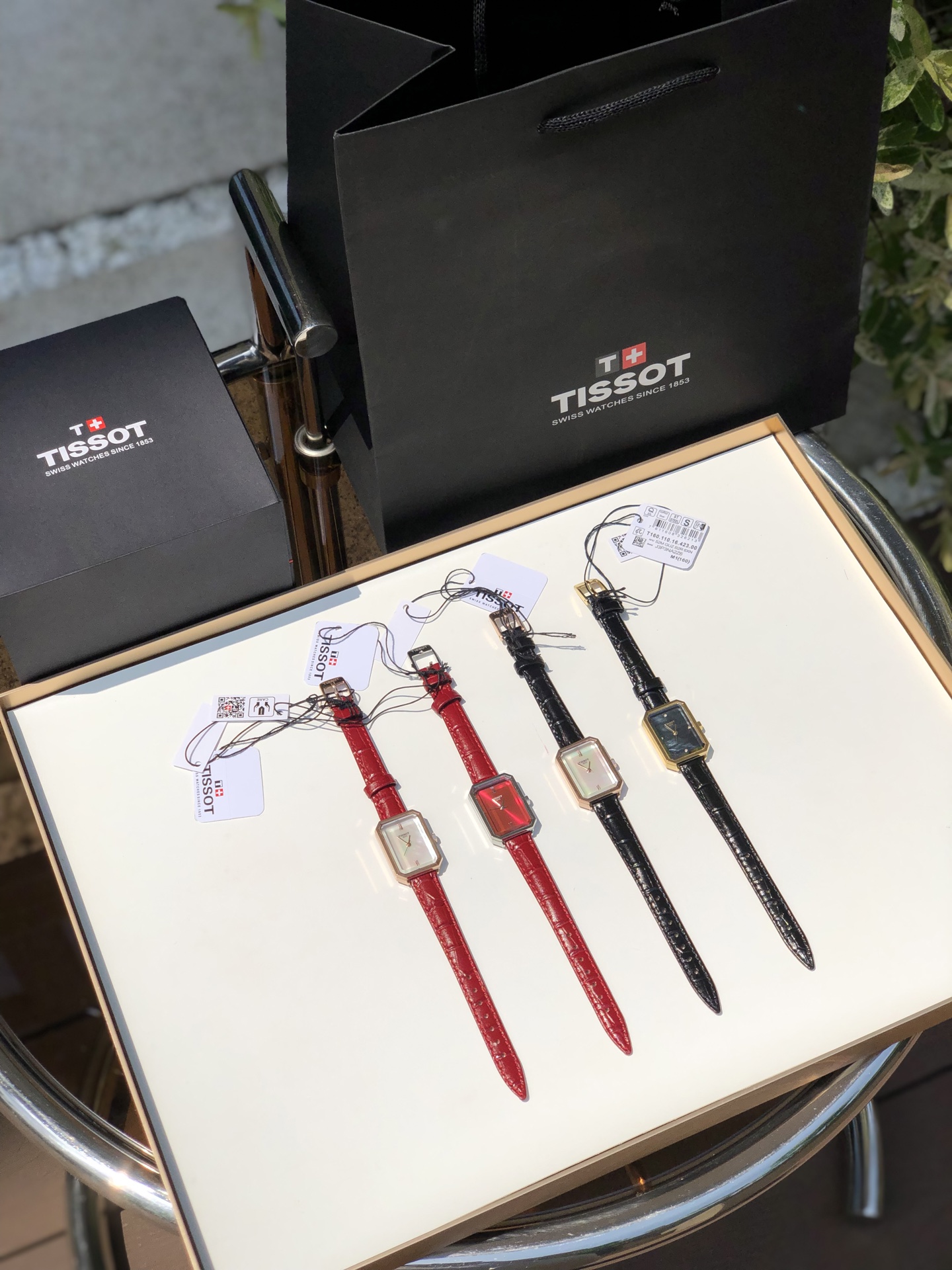 NO:859295,Tissot Who can resist the Tissot beauty of the same style as Yu Shuxin? You will understand it the moment you pick it up. The octagonal square plate is also very understanding for girls. The neat lines are just stuck in the thinnest part of the wrist. It has the magic effect of 'slimming the wrist directly'. It is gentle and skinny. The same style of Yu Shuxin has a French retro feel. It has a relaxed and delicate feeling when paired with shirts, T-shirts and skirts.  4 colors, each one hits the aesthetic mark, tissot, skirts, shirts, tees, t-shirt19860909天梭 谁能拒绝虞书欣同款天梭小美人啊 上手的瞬间就懂了 八角方盘也太懂女生了 利落的线条刚好卡在手腕最细的地方, 自带“手腕直接瘦一圈”的魔法效果, 温柔又有骨感,虞书欣同款法式复古感直接拉满,搭衬衫、T恤、小裙子都自带松弛精致感. 4款配色,每一款都戳中审美,,tissot,skirts,shirts,tees，t-shirt,Watch