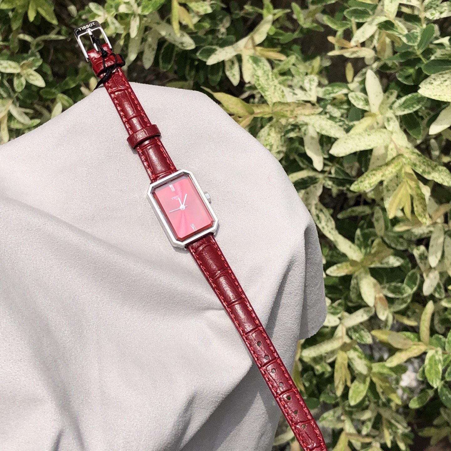 NO:859330,Tissot 1 red dial and red strap model, Yu Shuxin’s main color of the same model, burgundy sunburst dial, bright and unobtrusive, the gradient luster in the sun is amazing, the yellow leather will turn white to two degrees when worn, daily wear will improve your complexion, tissot19860909天梭 1红盘红表带款 虞书欣同款主打色 酒红太阳纹表盘,明艳又不张扬, 阳光下的渐变光泽绝了, 黄皮戴上直接白两个度,日常戴超提气色,,tissot,Watch