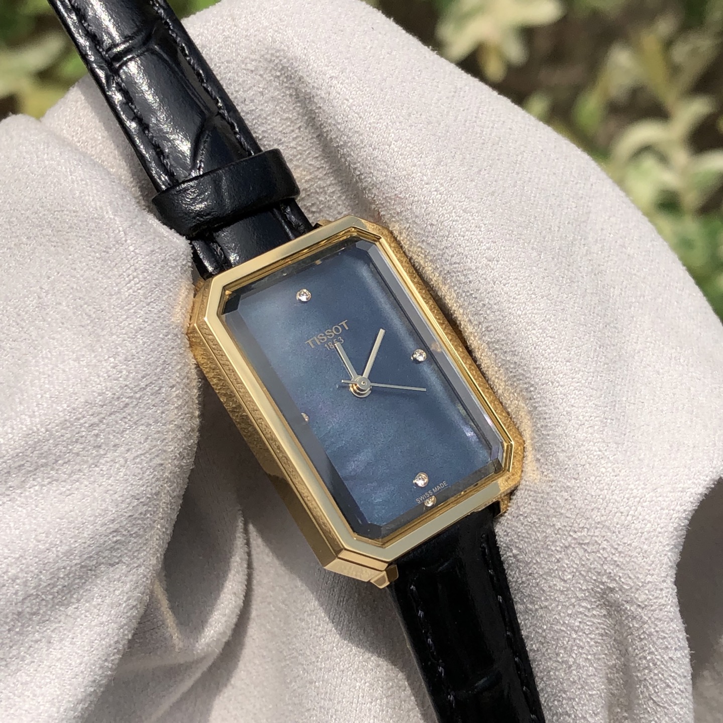 NO:859388,Tissot case material 316L stainless steel case, gold VD coating dial black mother-of-pearl scale diamond carat 0.0043 clarity VS-SI color Weselton diamond cut 8/8 single cut, tissot19860909天梭 表壳材质 316L精钢表壳,金色VD镀层 表盘 黑色珍珠母贝 刻度 钻石 克拉0.0043 净度 VS-SI 色泽 威塞尔顿钻石 切8/8单切割,,tissot,Watch