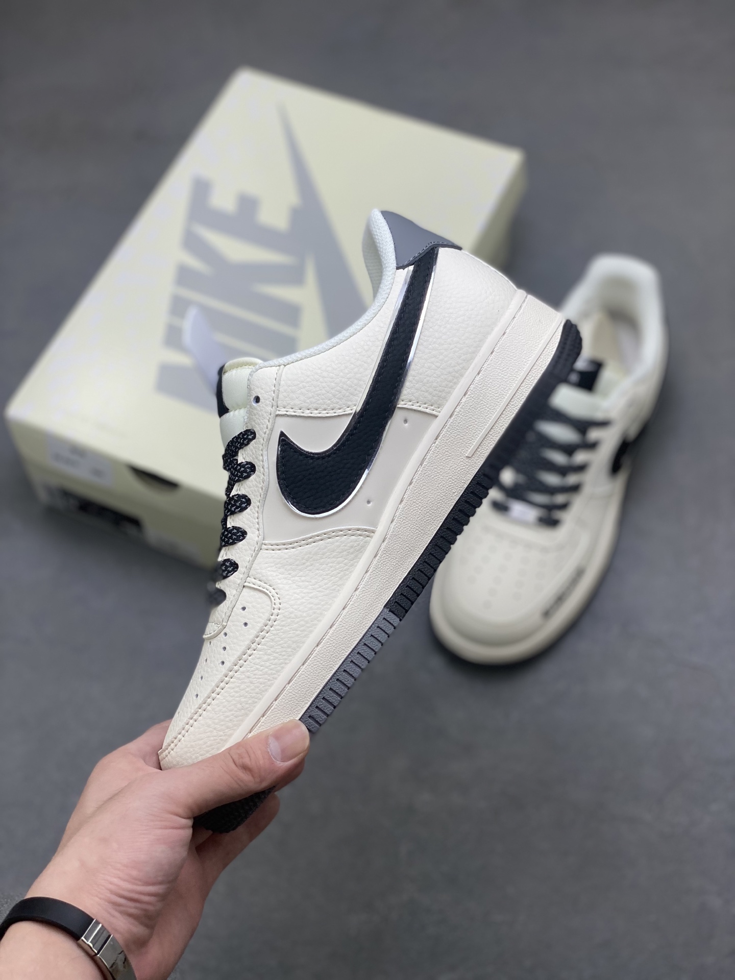 Nike Air Force 1 '07 Low Sneakers: Off-White Edition, Limited Release 4 i1751992652950 769 0 2