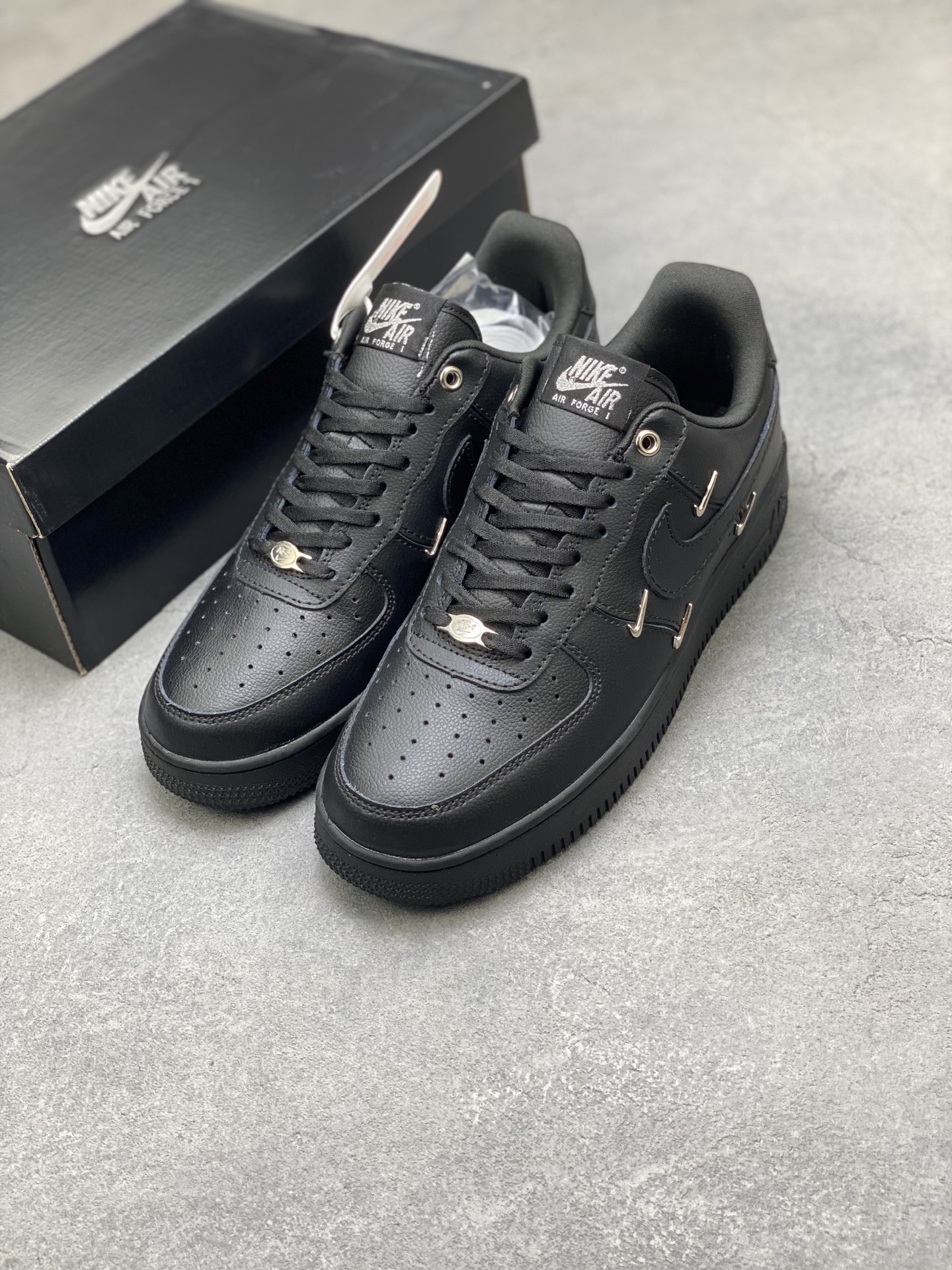 Nike Air Force 1 '07 Low Black with Metal Accents - Limited Edition 9 i1753114302188 1971 0 7