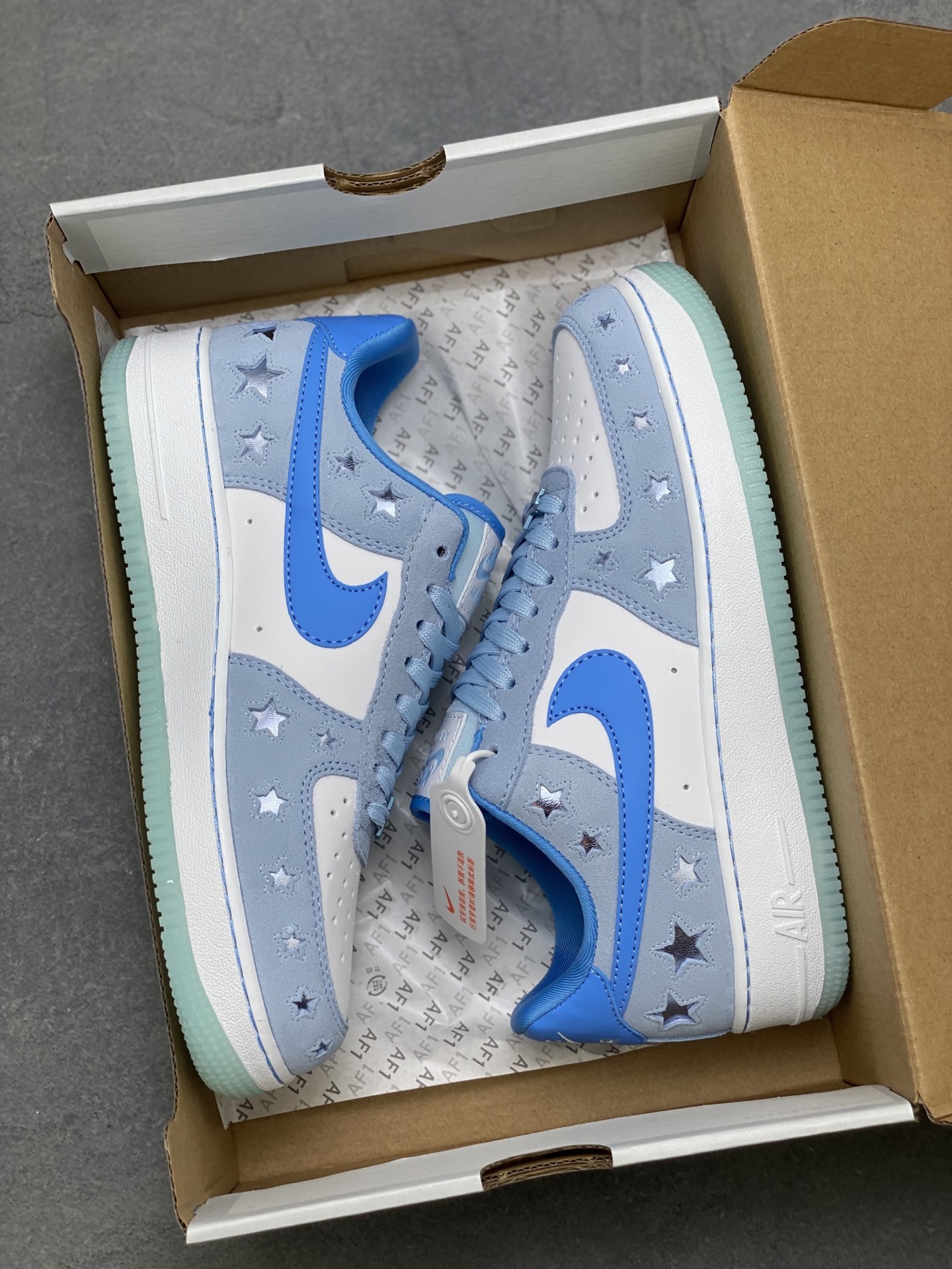 💰280
海外限量发售！NIke Air Force 1 '07 Lo 空军一号低帮 运动鞋 休闲鞋 折边针车 工艺难度大 原楦头原纸板 原装鞋盒 定制金配件 内置全掌气垫 原厂鞋底 
货号:Q8051-400
ize：36 36.5 37.5 38 38.5 39 40 40.5 41 42 42.5 43 44 44.5 45