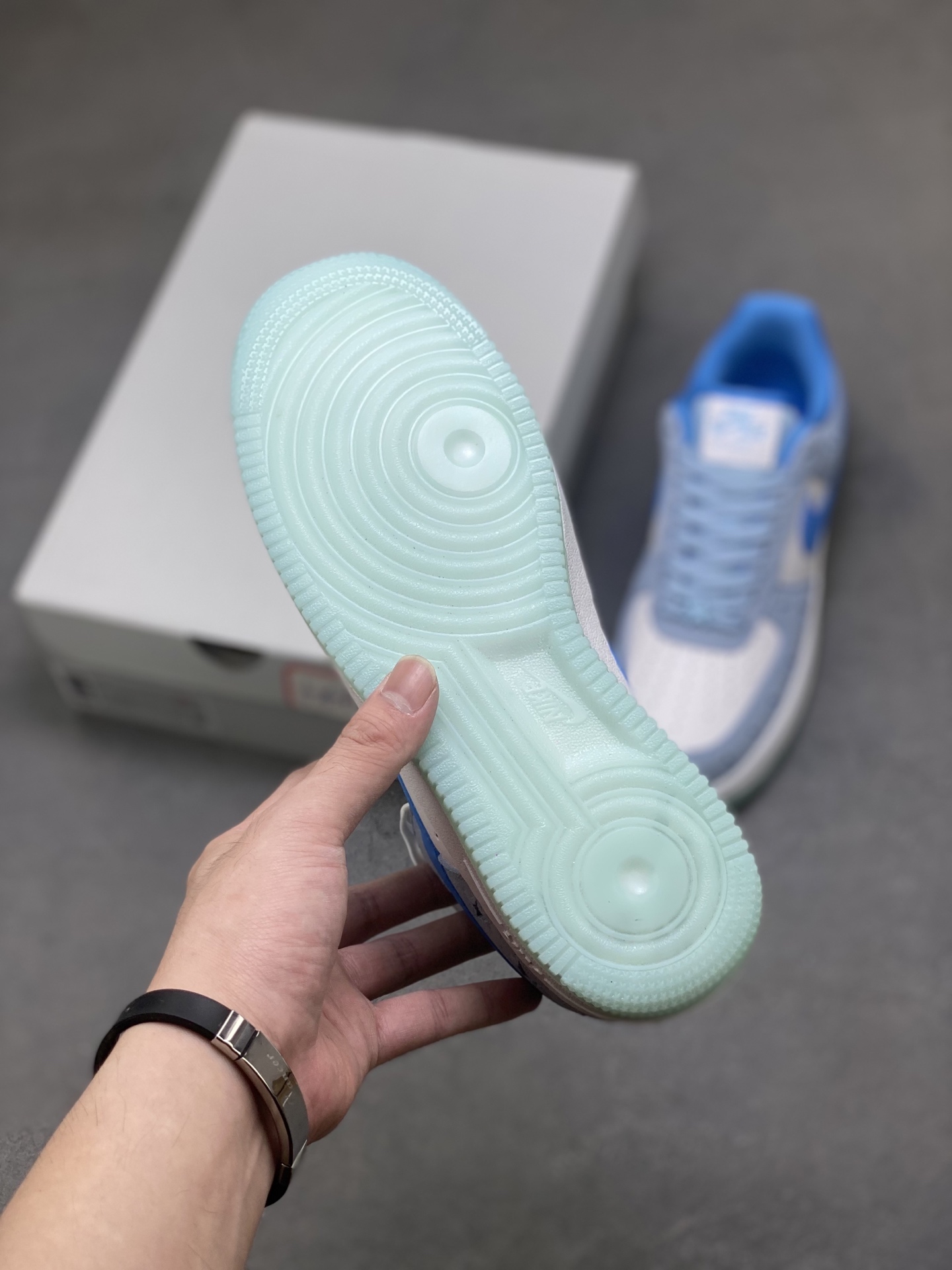 💰280
海外限量发售！NIke Air Force 1 '07 Lo 空军一号低帮 运动鞋 休闲鞋 折边针车 工艺难度大 原楦头原纸板 原装鞋盒 定制金配件 内置全掌气垫 原厂鞋底 
货号:Q8051-400
ize：36 36.5 37.5 38 38.5 39 40 40.5 41 42 42.5 43 44 44.5 45