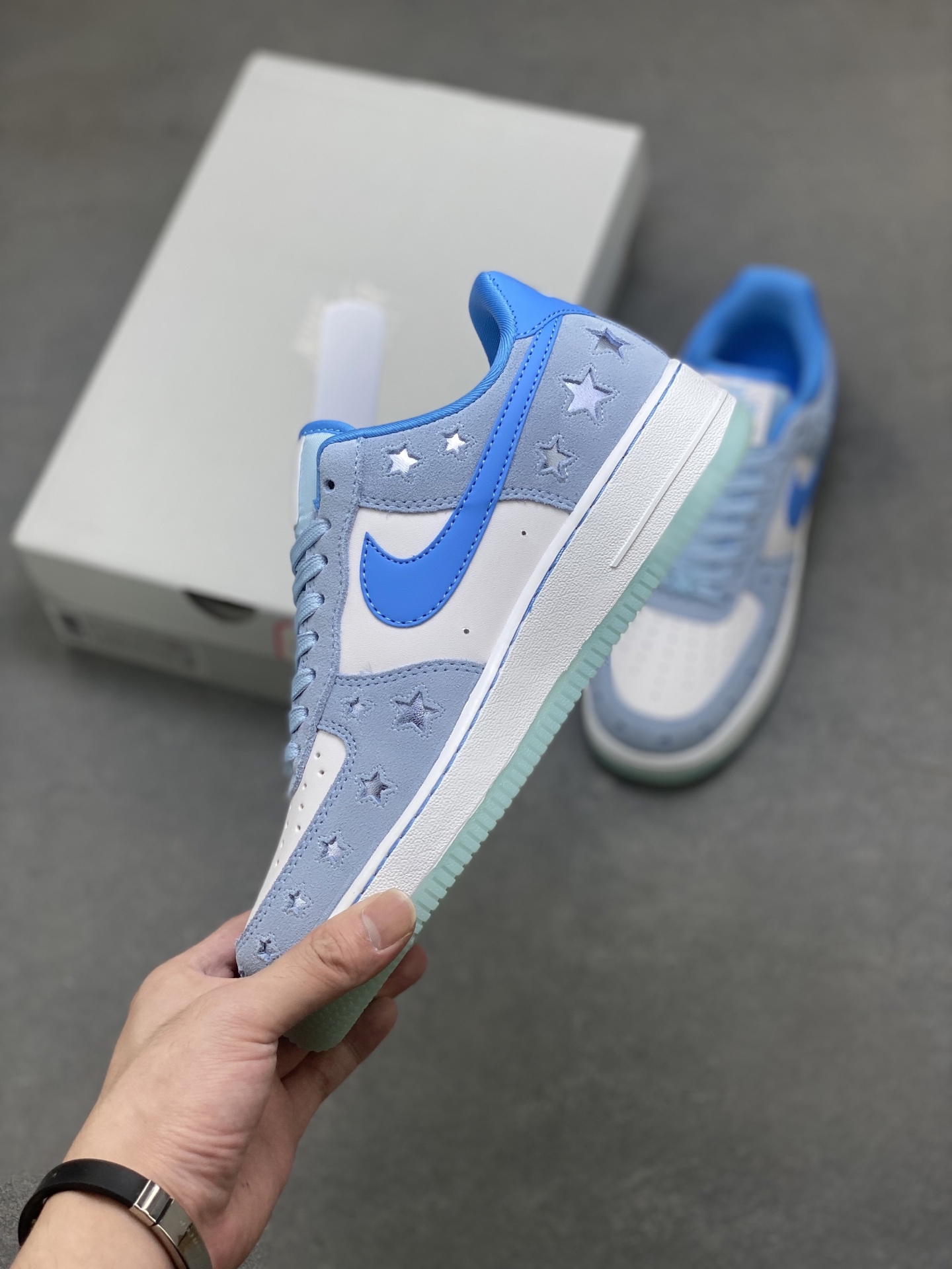 💰280
海外限量发售！NIke Air Force 1 '07 Lo 空军一号低帮 运动鞋 休闲鞋 折边针车 工艺难度大 原楦头原纸板 原装鞋盒 定制金配件 内置全掌气垫 原厂鞋底 
货号:Q8051-400
ize：36 36.5 37.5 38 38.5 39 40 40.5 41 42 42.5 43 44 44.5 45