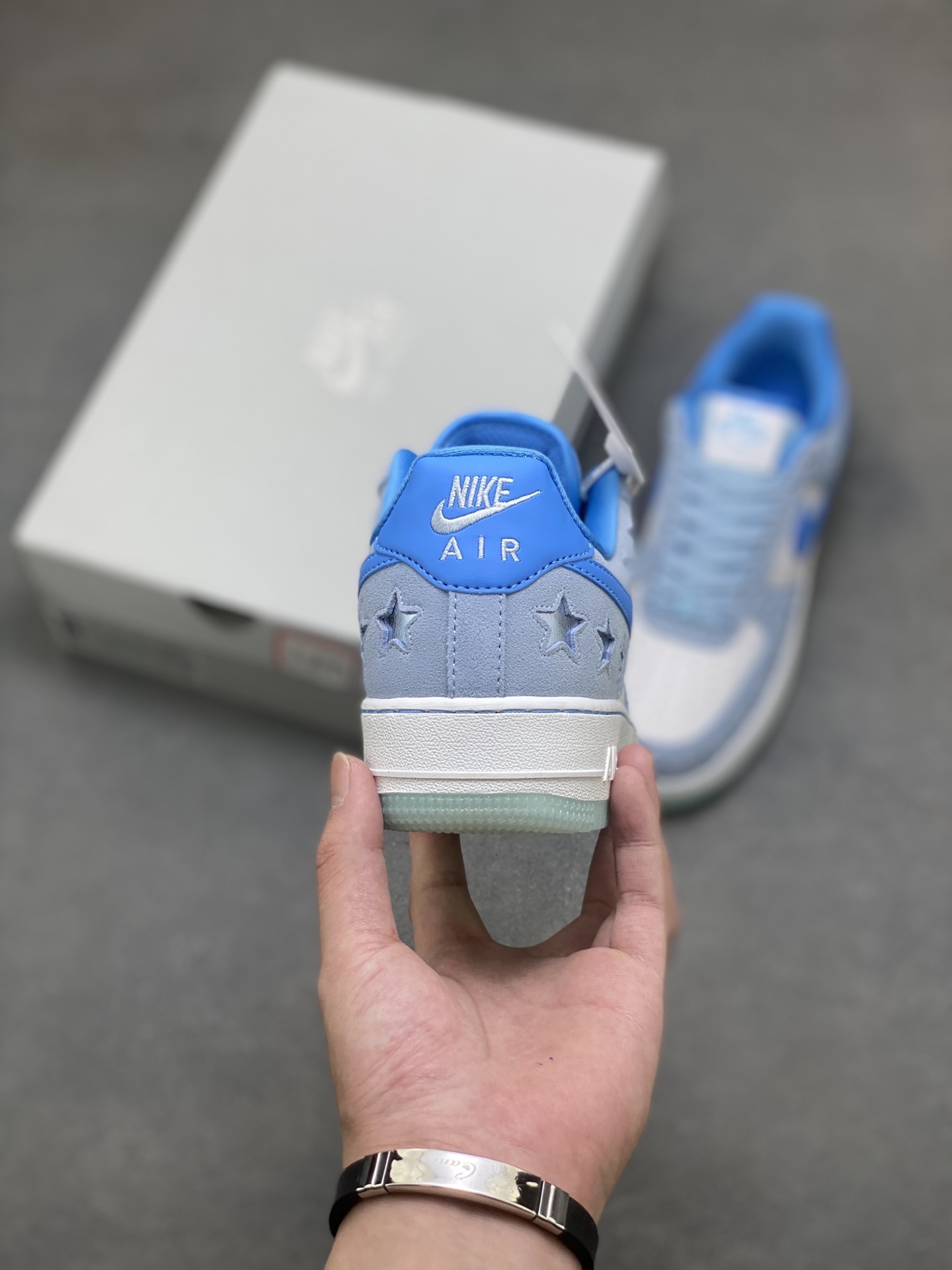💰280
海外限量发售！NIke Air Force 1 '07 Lo 空军一号低帮 运动鞋 休闲鞋 折边针车 工艺难度大 原楦头原纸板 原装鞋盒 定制金配件 内置全掌气垫 原厂鞋底 
货号:Q8051-400
ize：36 36.5 37.5 38 38.5 39 40 40.5 41 42 42.5 43 44 44.5 45