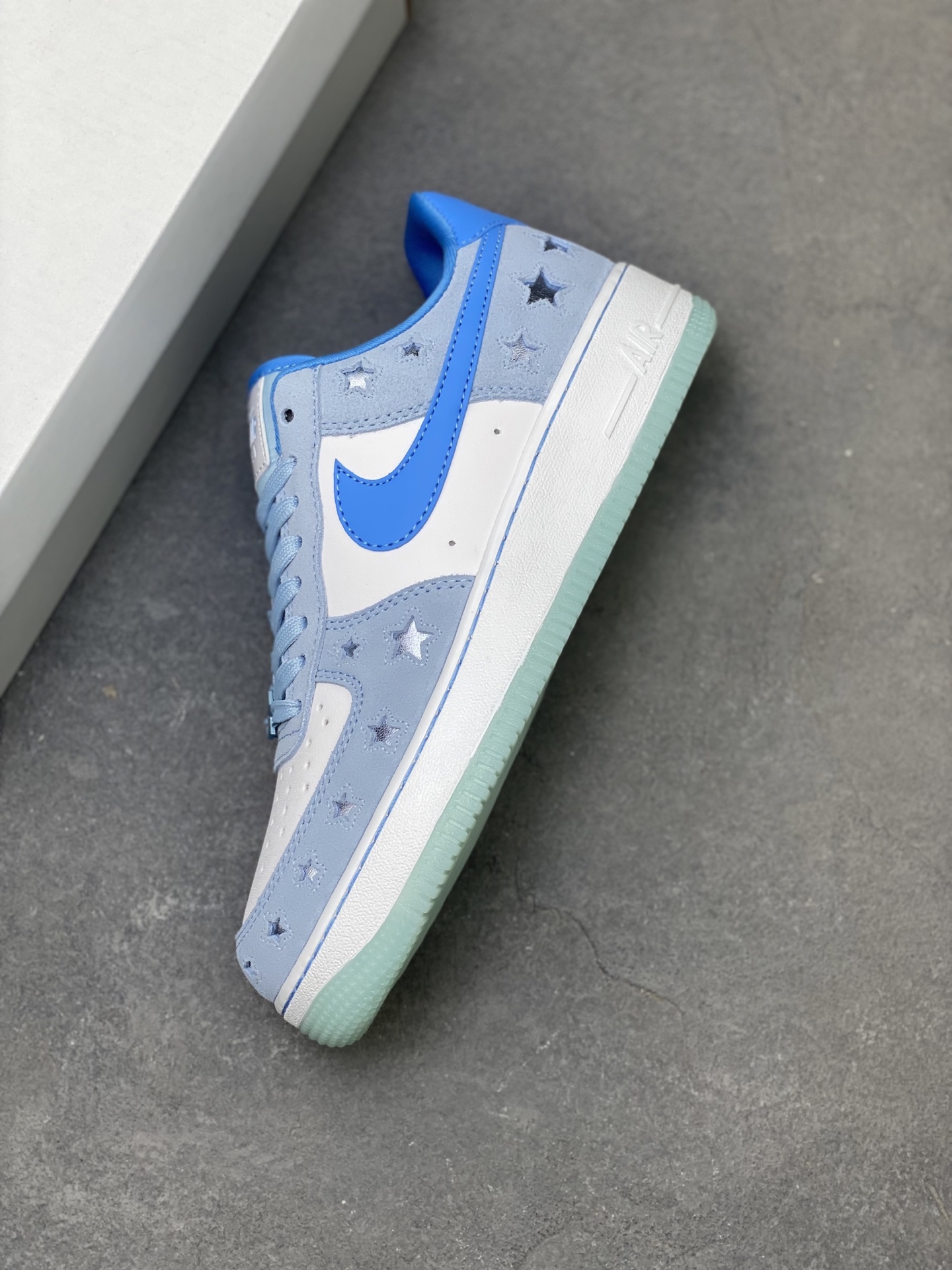 💰280
海外限量发售！NIke Air Force 1 '07 Lo 空军一号低帮 运动鞋 休闲鞋 折边针车 工艺难度大 原楦头原纸板 原装鞋盒 定制金配件 内置全掌气垫 原厂鞋底 
货号:Q8051-400
ize：36 36.5 37.5 38 38.5 39 40 40.5 41 42 42.5 43 44 44.5 45