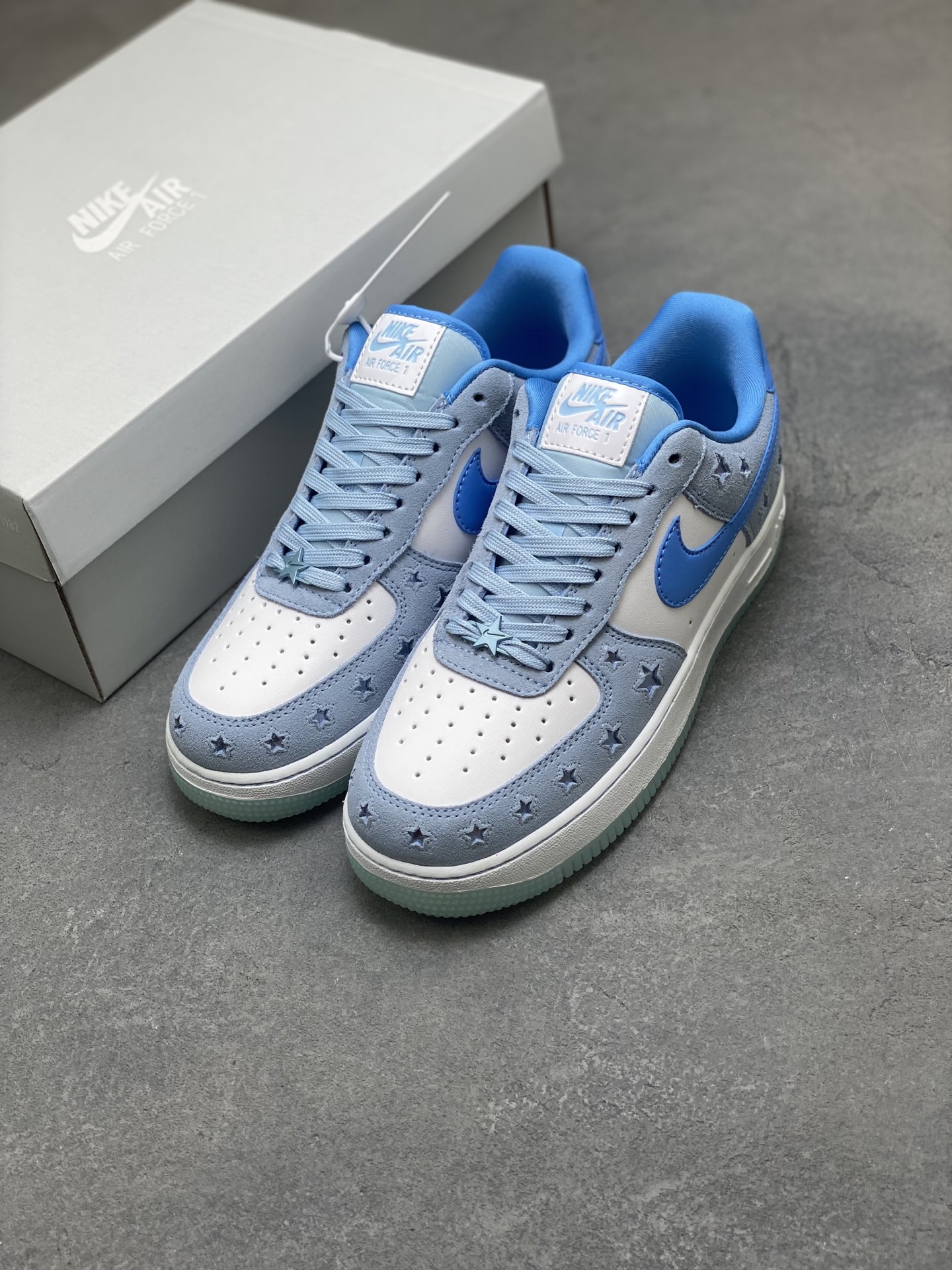 💰280
海外限量发售！NIke Air Force 1 '07 Lo 空军一号低帮 运动鞋 休闲鞋 折边针车 工艺难度大 原楦头原纸板 原装鞋盒 定制金配件 内置全掌气垫 原厂鞋底 
货号:Q8051-400
ize：36 36.5 37.5 38 38.5 39 40 40.5 41 42 42.5 43 44 44.5 45