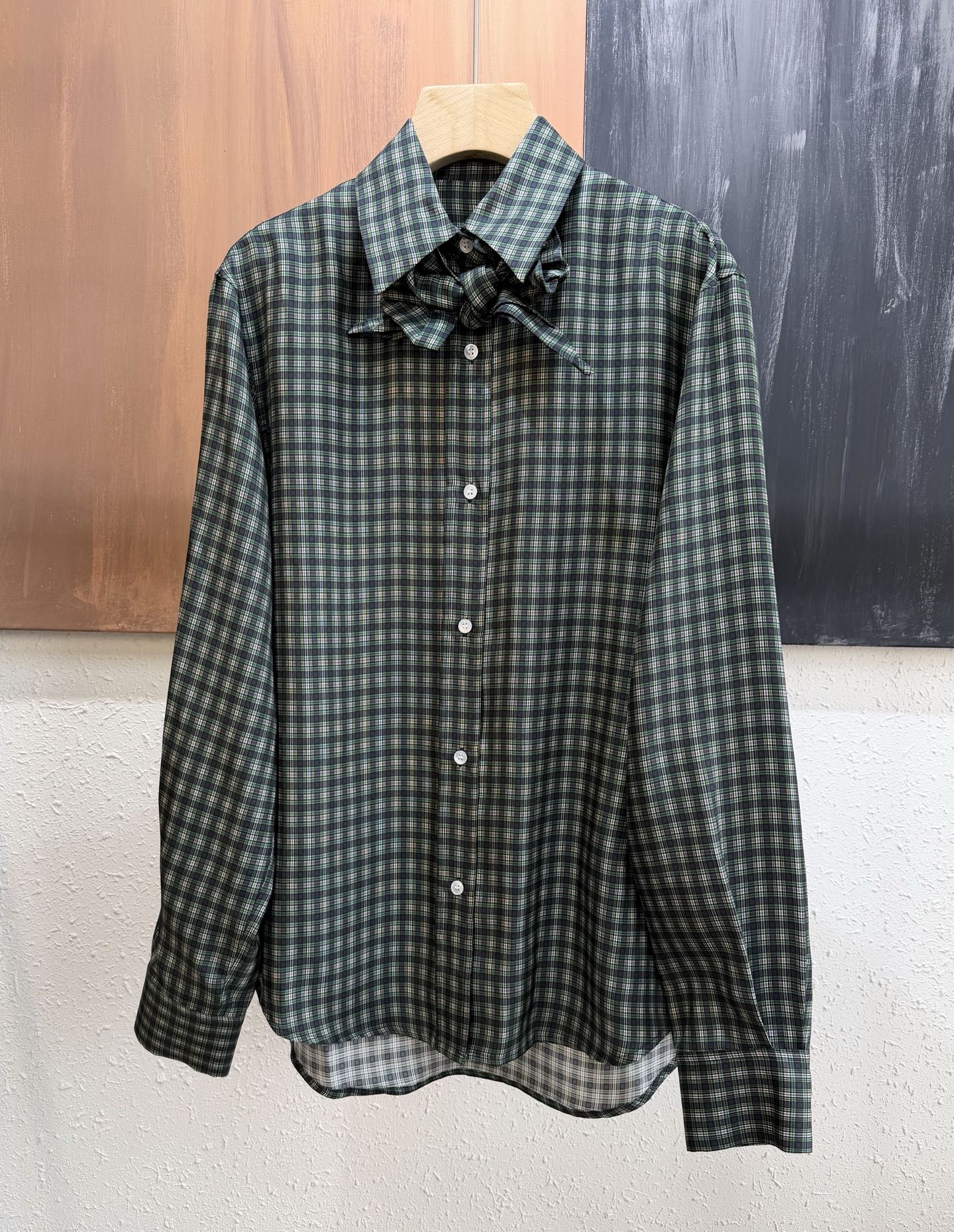NO:861145,CD spring and summer series dark green plaid shirt. Silk twill fabric, classic plaid + detachable bow tie, full of college feel, delicate plaid, layering and fashion sense!  Size S-L, Dior-clothing, dior, shirts, real silk,19860909CD 春夏系列墨绿格纹衬衫. 真丝斜纹绸 面料,经典格纹+可拆卸蝴蝶结领结,学院感满满,格纹细腻,层次感和时尚感直接拉满！ 码数 S-L,迪奥-服装,dior,shirts,real silk,,Women's clothing