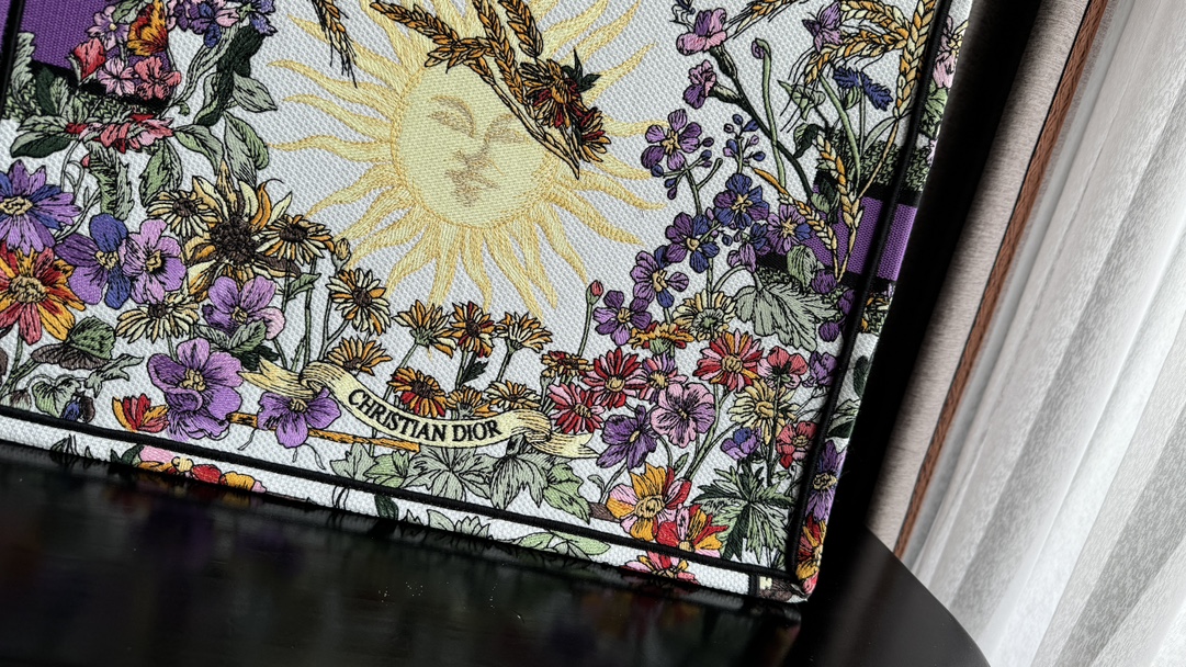 迪奥Dior顶级进口原厂刺绣购物袋大号紫花太阳这款BookTote手袋由Dior女装创意总监玛丽亚嘉茜娅