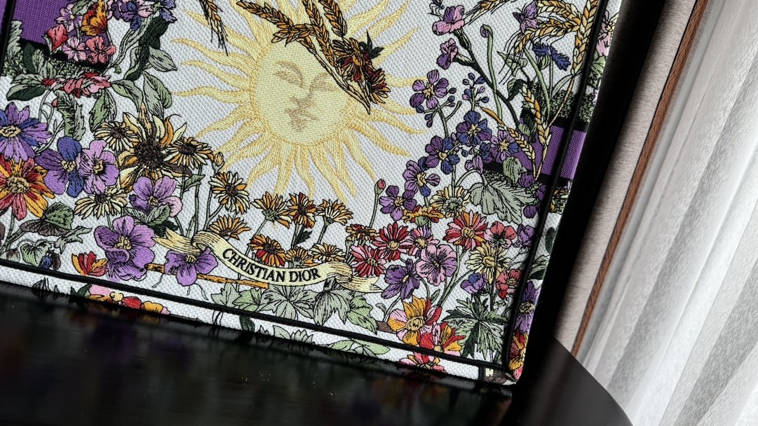 迪奥Dior顶级进口原厂刺绣购物袋大号紫花太阳这款BookTote手袋由Dior女装创意总监玛丽亚嘉茜娅