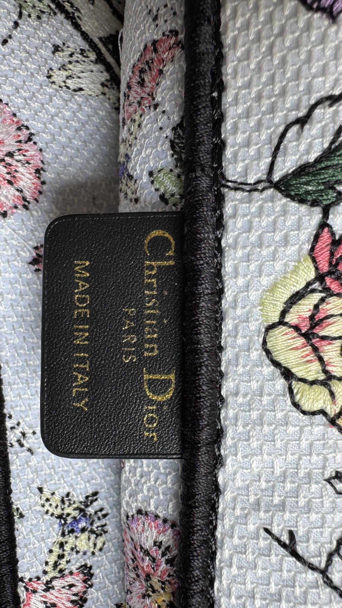 迪奥Dior顶级进口原厂刺绣购物袋中号紫花太阳这款BookTote手袋由Dior女装创意总监玛丽亚嘉茜娅