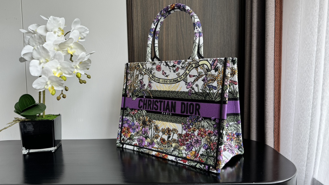 迪奥Dior顶级进口原厂刺绣购物袋中号紫花太阳这款BookTote手袋由Dior女装创意总监玛丽亚嘉茜娅