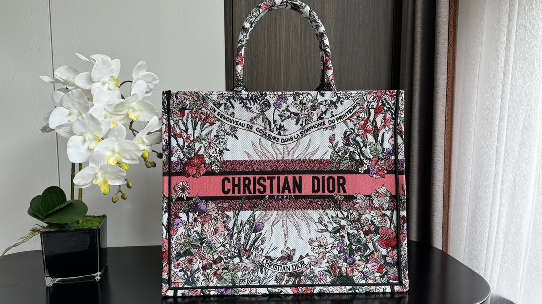 迪奥Dior顶级进口原厂刺绣购物袋大号彩花太阳这款BookTote手袋由Dior女装创意总监玛丽亚嘉茜娅