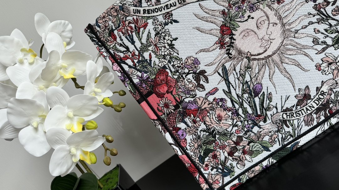 迪奥Dior顶级进口原厂刺绣购物袋大号彩花太阳这款BookTote手袋由Dior女装创意总监玛丽亚嘉茜娅