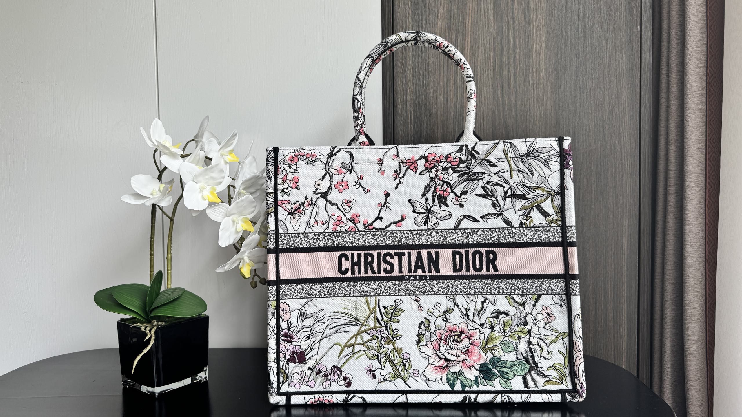 𝐃𝐢𝐨𝐫 Book Tote ✨Rose Flower Large Size 42cm ✨ Diseñado por la directora creativa de Dior Women, Maria Grazia Chiuri…