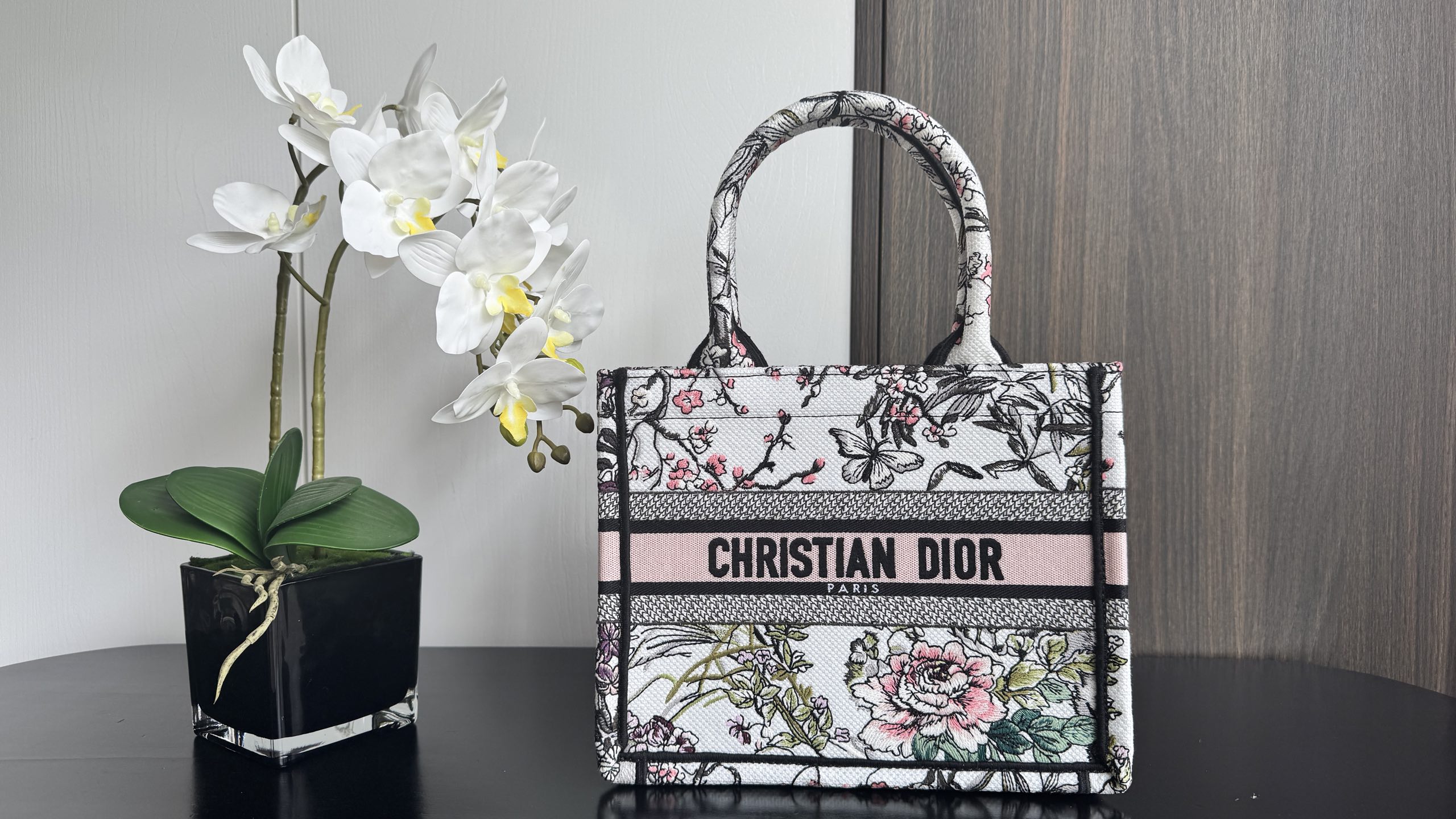 𝐃𝐢𝐨𝐫 Book Tote ✨Extra pequeño 26 cm ✨ Diseñado por la directora creativa de Dior Women, Maria Grazia Chiuri, este b…