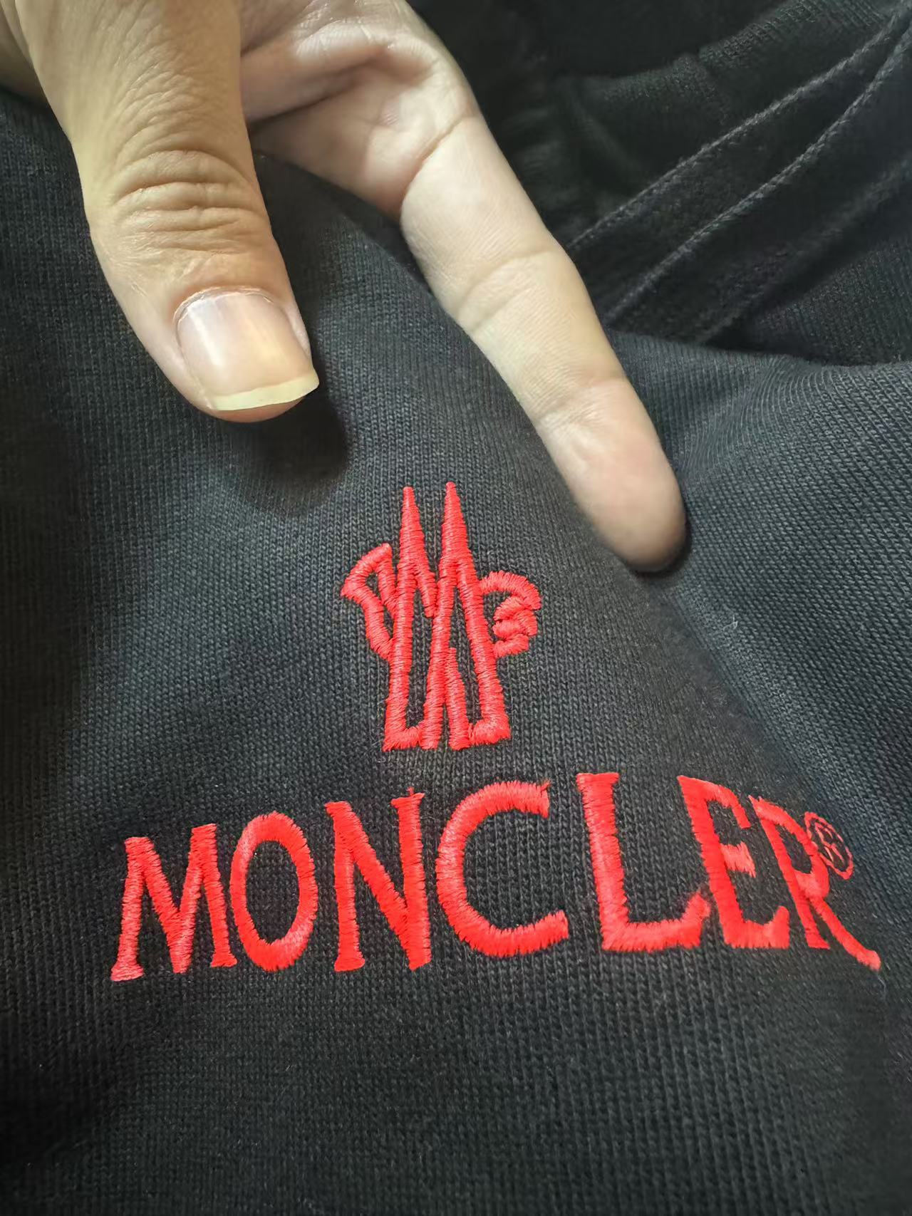“Embroidered Logo Leisure Shorts in Black, Sizes S-XL, Unisex Fashion Statement” - 图片 4