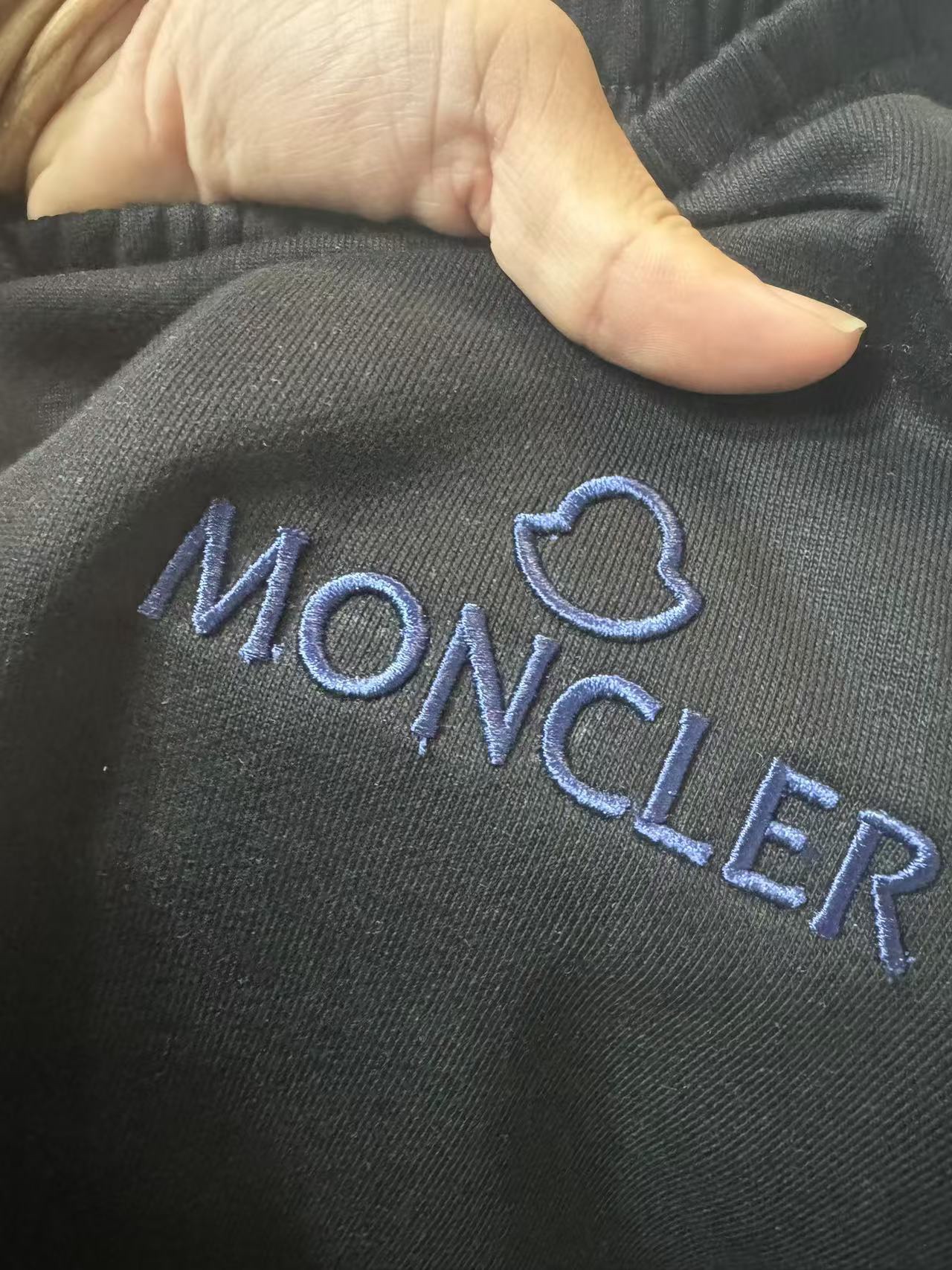 “Brand Logo Embroidery Shorts: Stylish, Cozy, and Unisex Leisure Fashion in Black” - 图片 4