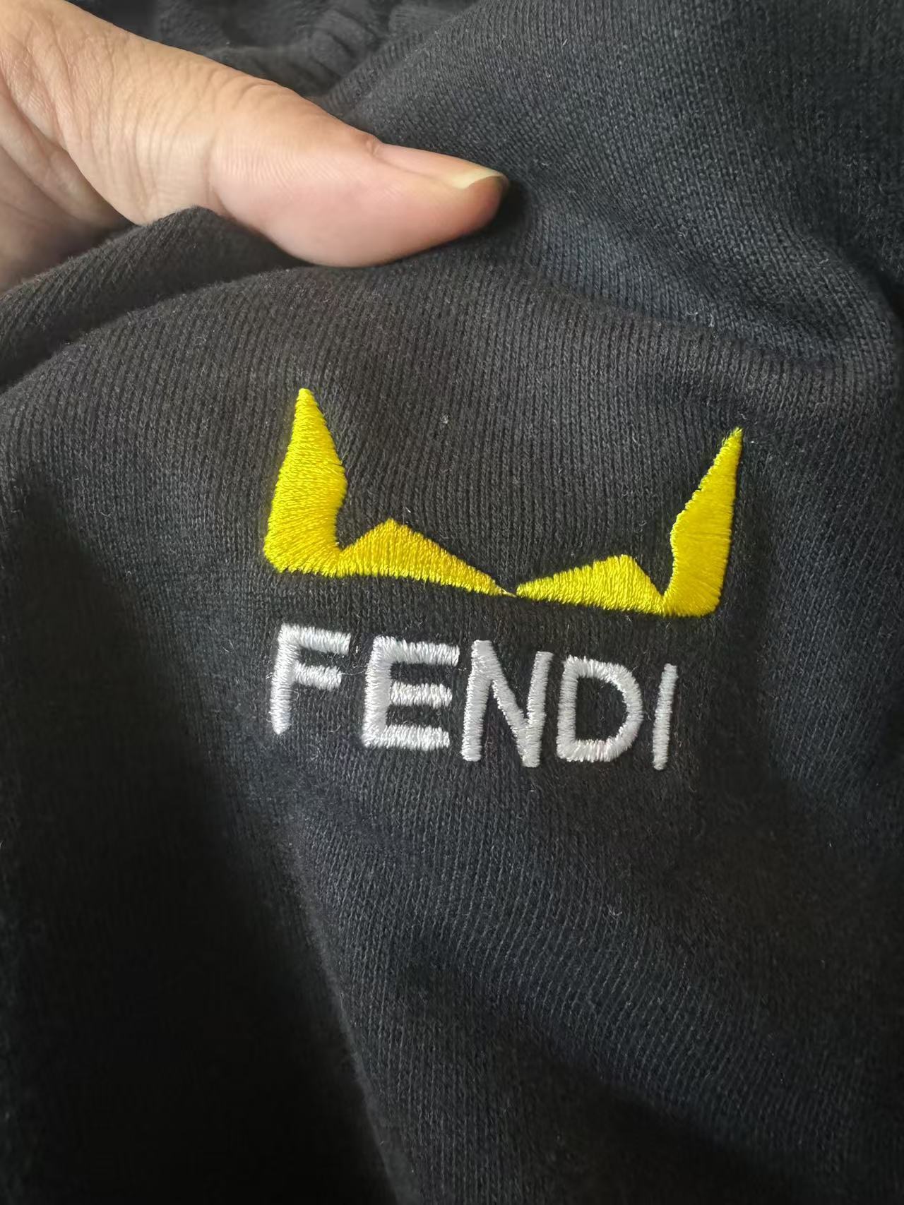 Fashionable Gold Logo Sweatshirt for Men and Women in Black, Sizes S-XL - 图片 5