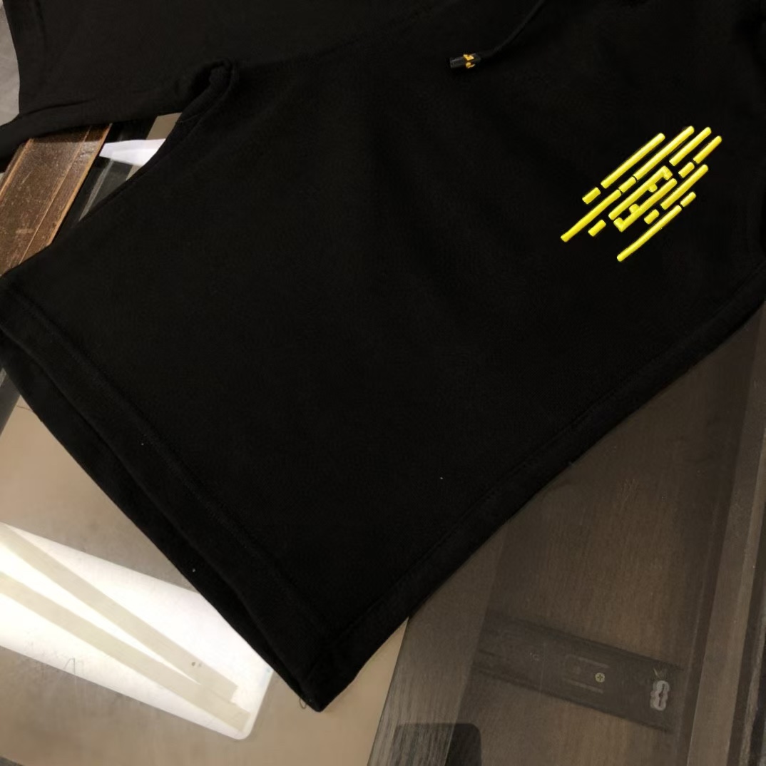 Gold Logo Digital Structure Leisure Fashion in Black, Sizes S-XL: Fendi’s New Collection - 图片 3