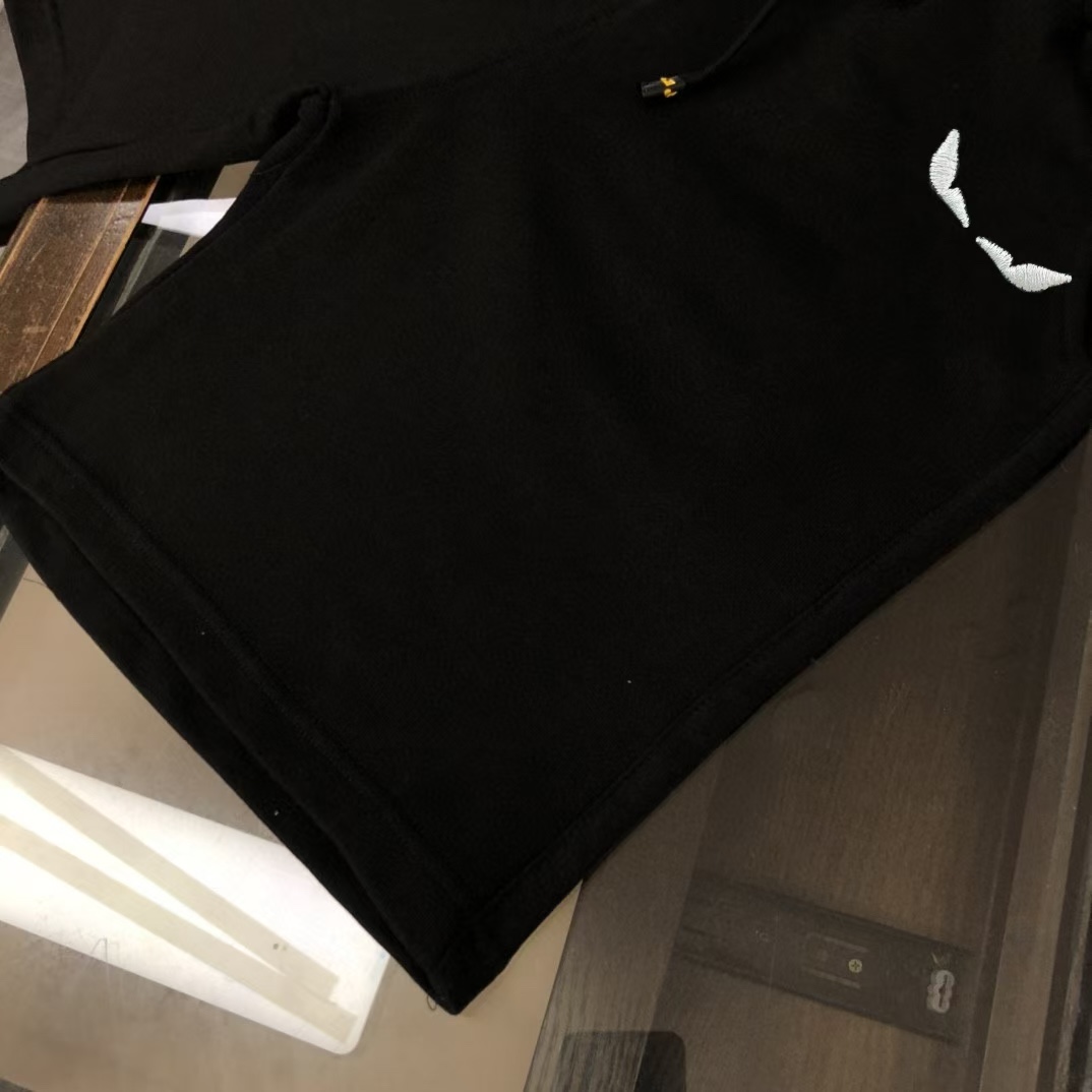 “Gold Logo Digital Structure: Cozy Leisure Fashion in Black, Sizes S-XL” - 图片 3