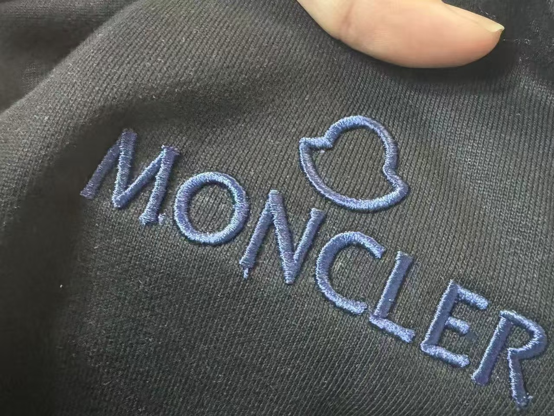 “Mon*CLER Round-Collar Coat with Logo Embroidery in Black, Sizes S-XXL” - 图片 5