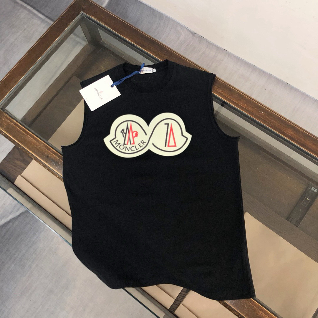 PYE\nMoncler 蒙口 情侣款百搭纯棉背心，面料柔软舒适，全新设计灵感，极具时尚代表性！精致品牌印花logo设计！手感舒适透气！极为时尚耐看有腔调，上身效果高端大气，极致有型的百搭款！炎炎夏日太需要这一件啦\n\n颜色：黑色 白色\n\n尺码：S-XL。下单请身高体重