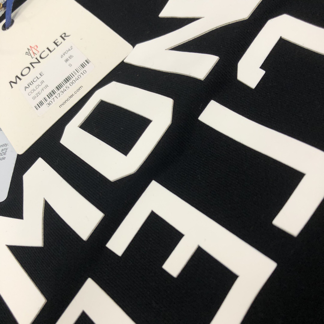 P90
蒙口 新款长袖 T 恤超好看！
胸口徽标 logo 高级胶印，简约又吸睛😎
休闲长袖，舒适自在
男女同款，一起轻松出街
赶紧穿上它，展现时尚魅力✨
颜色：黑、白、
码数：S-XL

👉