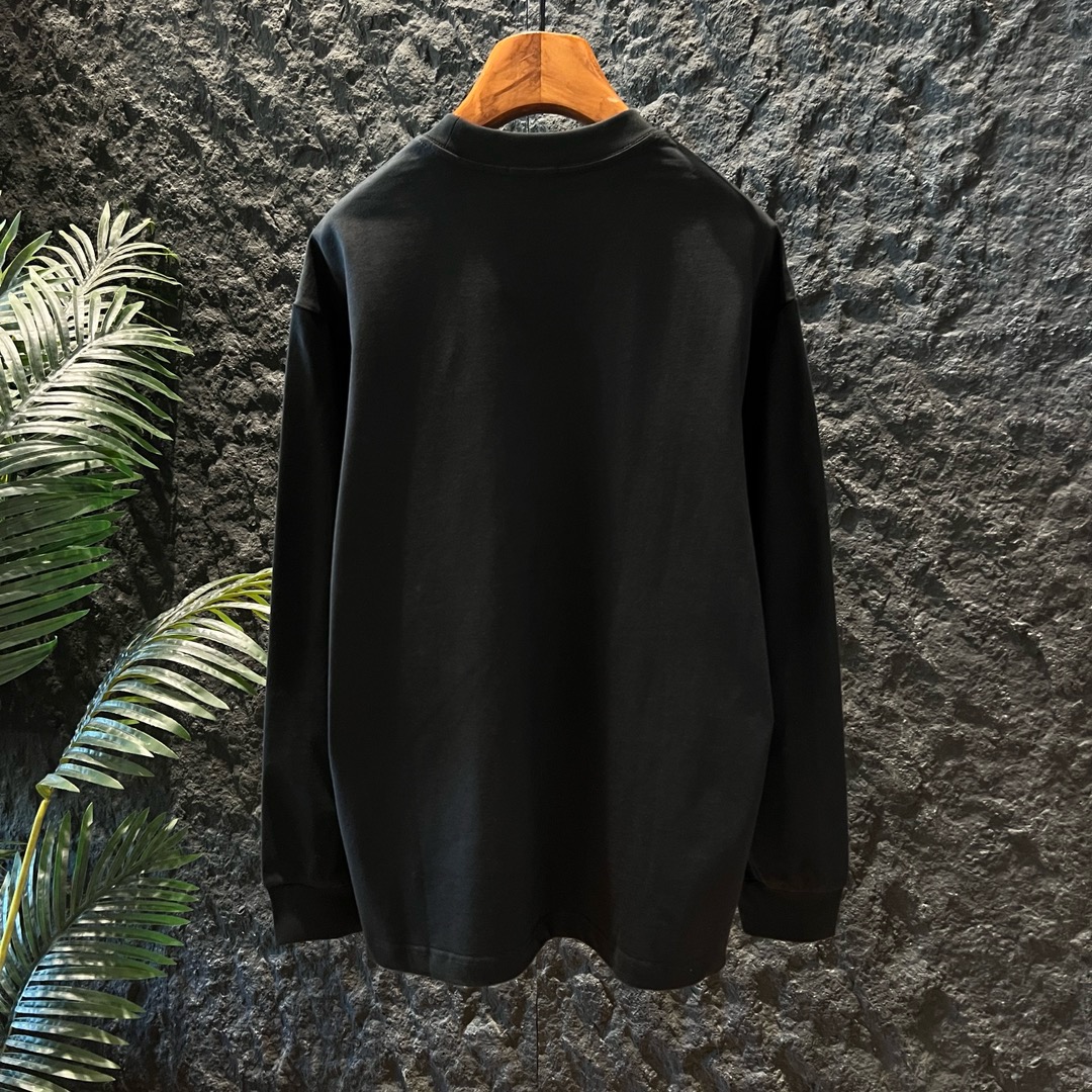 P90
蒙口 新款长袖 T 恤超好看！
胸口徽标 logo 高级胶印，简约又吸睛😎
休闲长袖，舒适自在
男女同款，一起轻松出街
赶紧穿上它，展现时尚魅力✨
颜色：黑、白、
码数：S-XL

👉