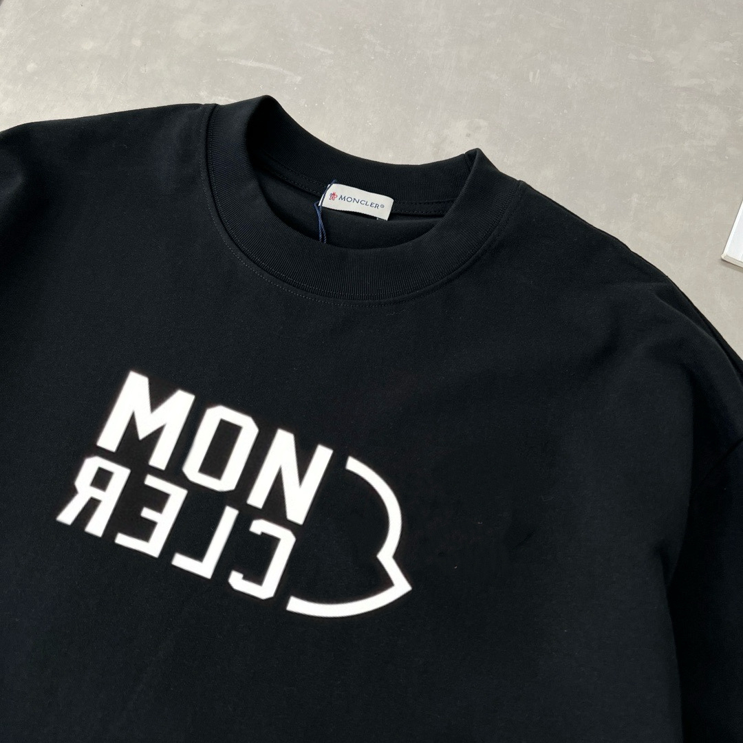 P90
蒙口 新款长袖 T 恤超好看！
胸口徽标 logo 高级胶印，简约又吸睛😎
休闲长袖，舒适自在
男女同款，一起轻松出街
赶紧穿上它，展现时尚魅力✨
颜色：黑、白、
码数：S-XL

👉