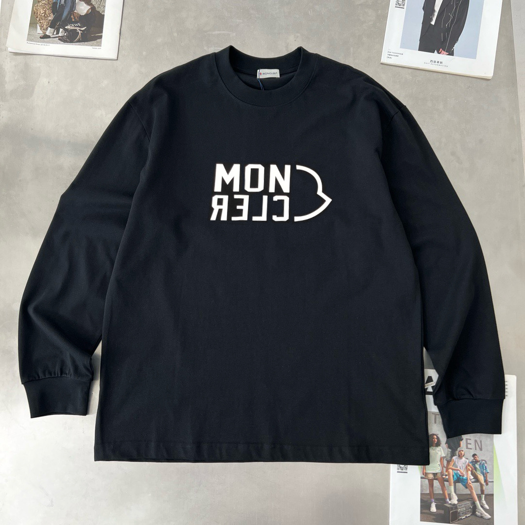 P90
蒙口 新款长袖 T 恤超好看！
胸口徽标 logo 高级胶印，简约又吸睛😎
休闲长袖，舒适自在
男女同款，一起轻松出街
赶紧穿上它，展现时尚魅力✨
颜色：黑、白、
码数：S-XL

👉