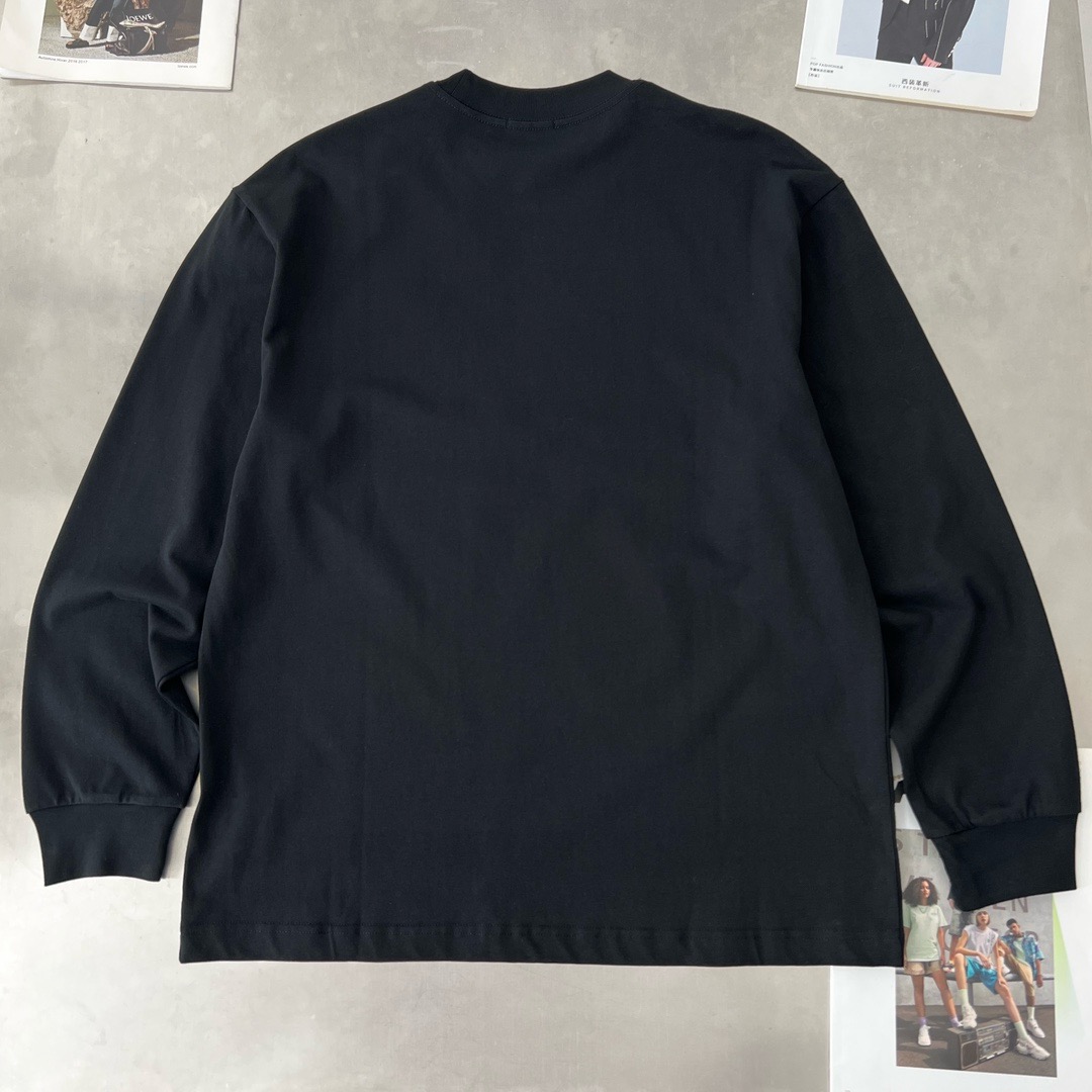 P90
蒙口 新款长袖 T 恤超好看！
胸口徽标 logo 高级胶印，简约又吸睛😎
休闲长袖，舒适自在
男女同款，一起轻松出街
赶紧穿上它，展现时尚魅力✨
颜色：黑、白、
码数：S-XL

👉