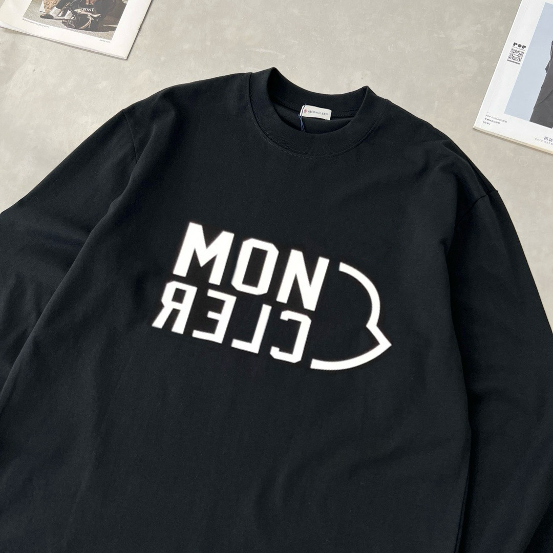 P90
蒙口 新款长袖 T 恤超好看！
胸口徽标 logo 高级胶印，简约又吸睛😎
休闲长袖，舒适自在
男女同款，一起轻松出街
赶紧穿上它，展现时尚魅力✨
颜色：黑、白、
码数：S-XL

👉