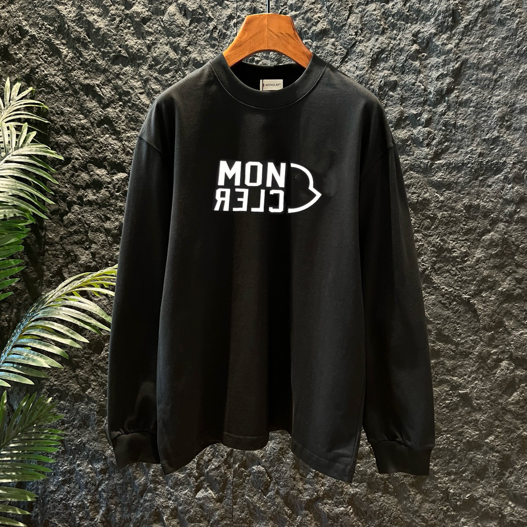 P90
蒙口 新款长袖 T 恤超好看！
胸口徽标 logo 高级胶印，简约又吸睛😎
休闲长袖，舒适自在
男女同款，一起轻松出街
赶紧穿上它，展现时尚魅力✨
颜色：黑、白、
码数：S-XL

👉