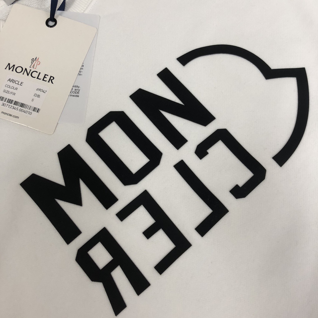 P90
蒙口 新款长袖 T 恤超好看！
胸口徽标 logo 高级胶印，简约又吸睛😎
休闲长袖，舒适自在
男女同款，一起轻松出街
赶紧穿上它，展现时尚魅力✨
颜色：黑、白、
码数：S-XL

👉

👉