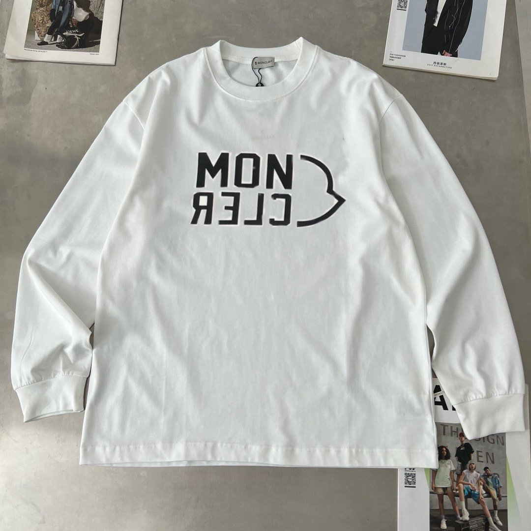 P90
蒙口 新款长袖 T 恤超好看！
胸口徽标 logo 高级胶印，简约又吸睛😎
休闲长袖，舒适自在
男女同款，一起轻松出街
赶紧穿上它，展现时尚魅力✨
颜色：黑、白、
码数：S-XL

👉

👉