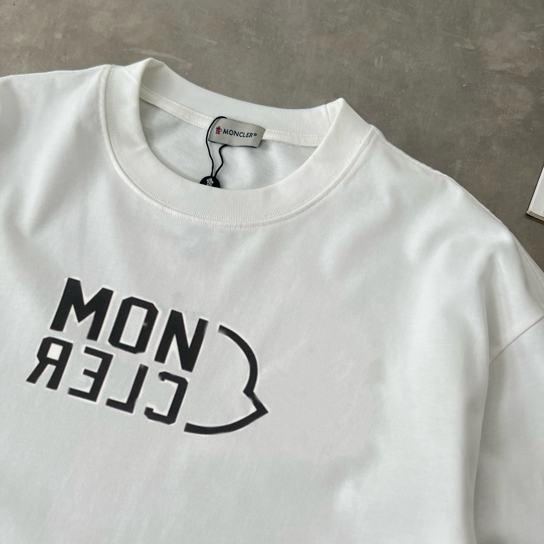 P90
蒙口 新款长袖 T 恤超好看！
胸口徽标 logo 高级胶印，简约又吸睛😎
休闲长袖，舒适自在
男女同款，一起轻松出街
赶紧穿上它，展现时尚魅力✨
颜色：黑、白、
码数：S-XL

👉

👉