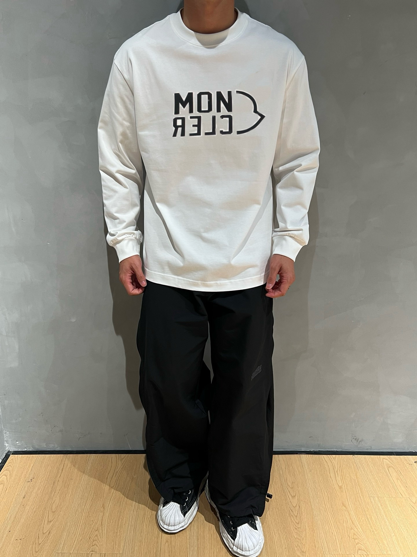 P90
蒙口 新款长袖 T 恤超好看！
胸口徽标 logo 高级胶印，简约又吸睛😎
休闲长袖，舒适自在
男女同款，一起轻松出街
赶紧穿上它，展现时尚魅力✨
颜色：黑、白、
码数：S-XL

👉

👉