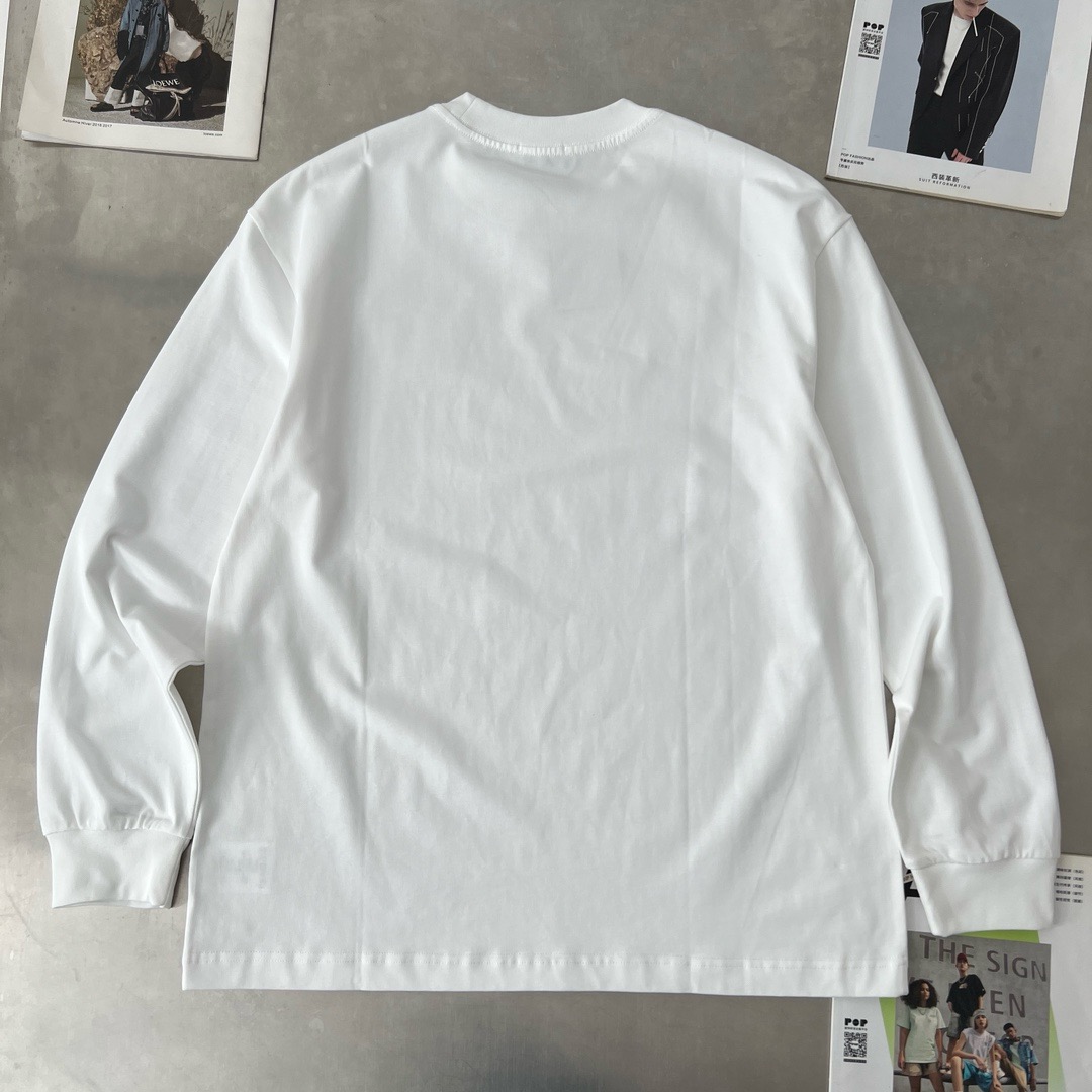 P90
蒙口 新款长袖 T 恤超好看！
胸口徽标 logo 高级胶印，简约又吸睛😎
休闲长袖，舒适自在
男女同款，一起轻松出街
赶紧穿上它，展现时尚魅力✨
颜色：黑、白、
码数：S-XL

👉

👉