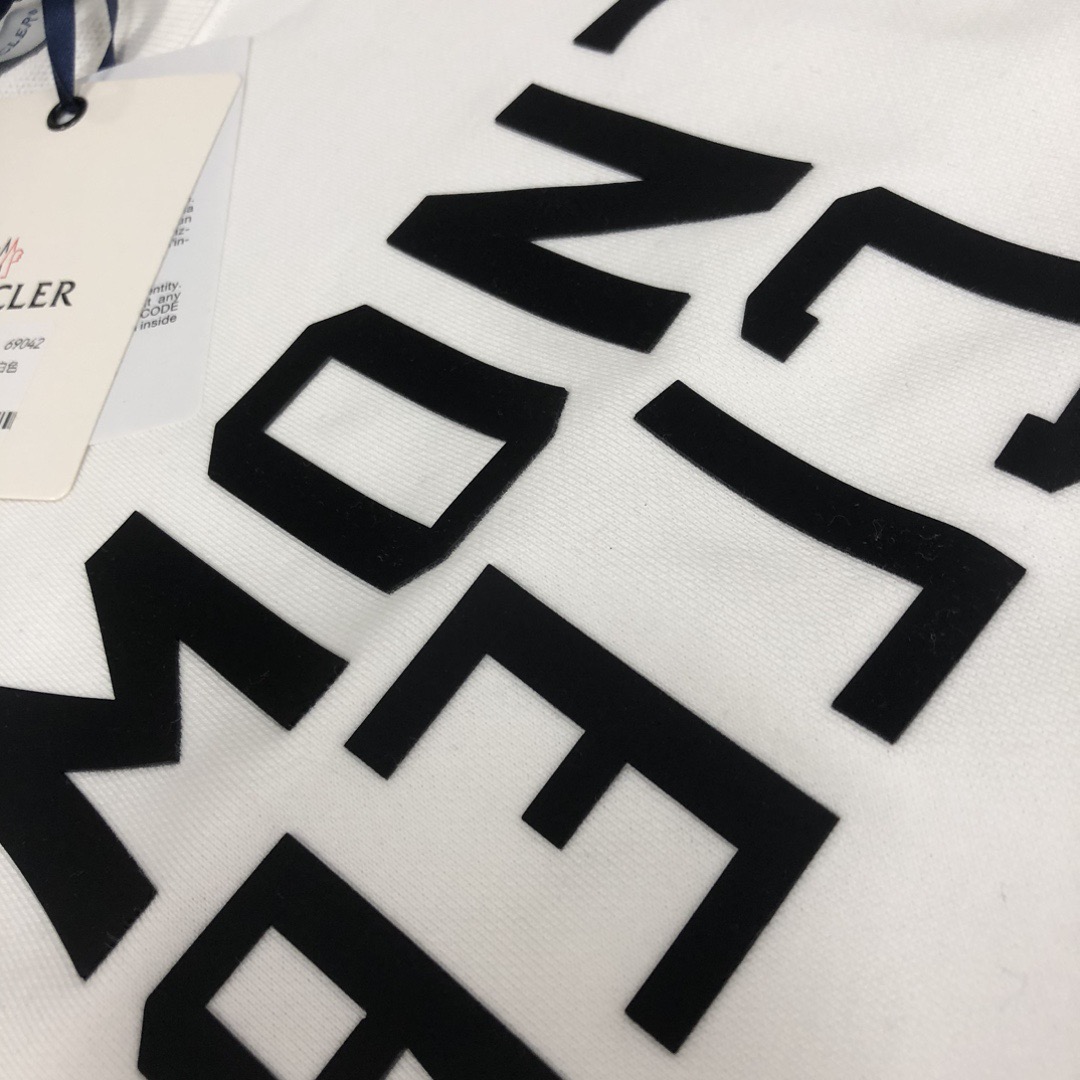 P90
蒙口 新款长袖 T 恤超好看！
胸口徽标 logo 高级胶印，简约又吸睛😎
休闲长袖，舒适自在
男女同款，一起轻松出街
赶紧穿上它，展现时尚魅力✨
颜色：黑、白、
码数：S-XL

👉

👉