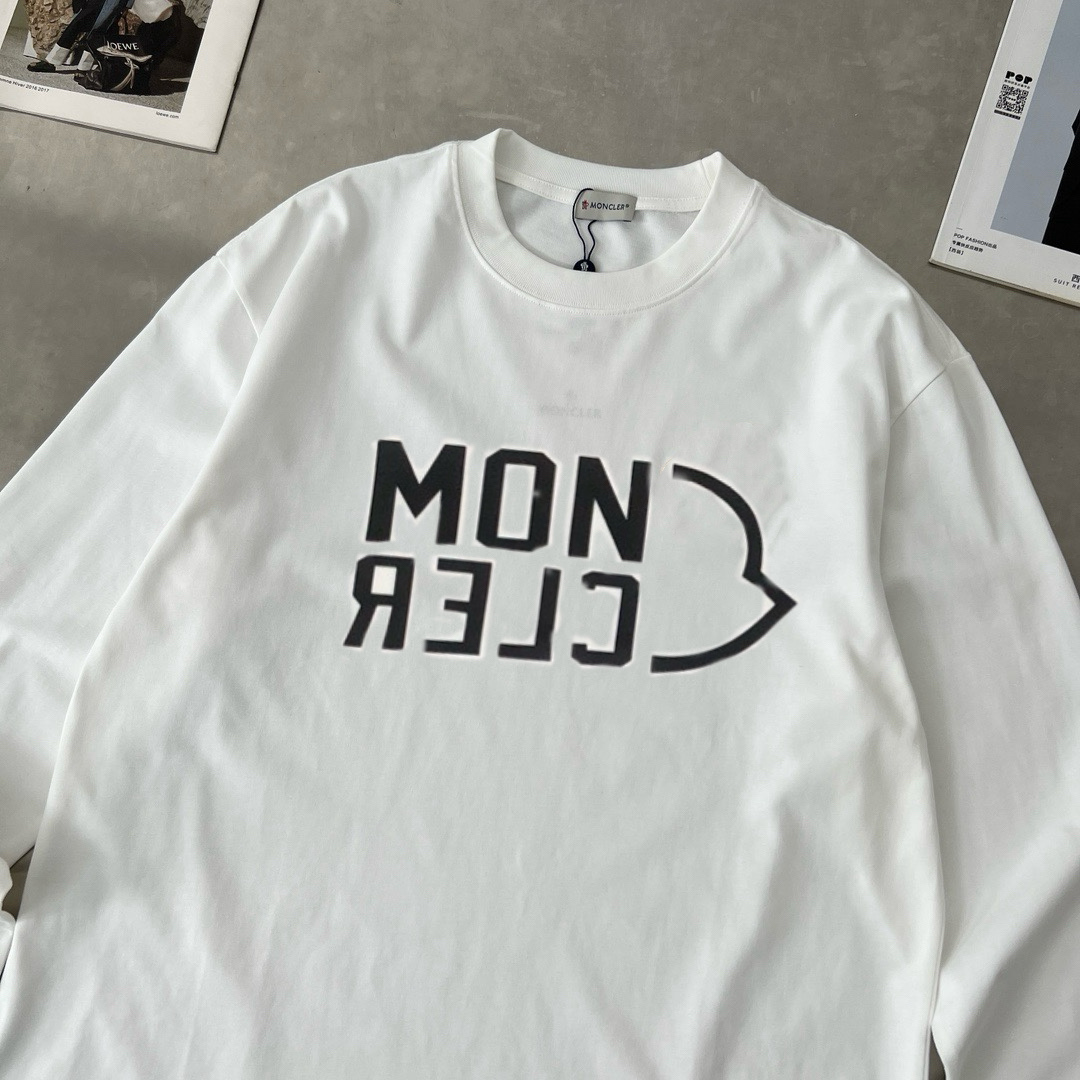 P90
蒙口 新款长袖 T 恤超好看！
胸口徽标 logo 高级胶印，简约又吸睛😎
休闲长袖，舒适自在
男女同款，一起轻松出街
赶紧穿上它，展现时尚魅力✨
颜色：黑、白、
码数：S-XL

👉

👉