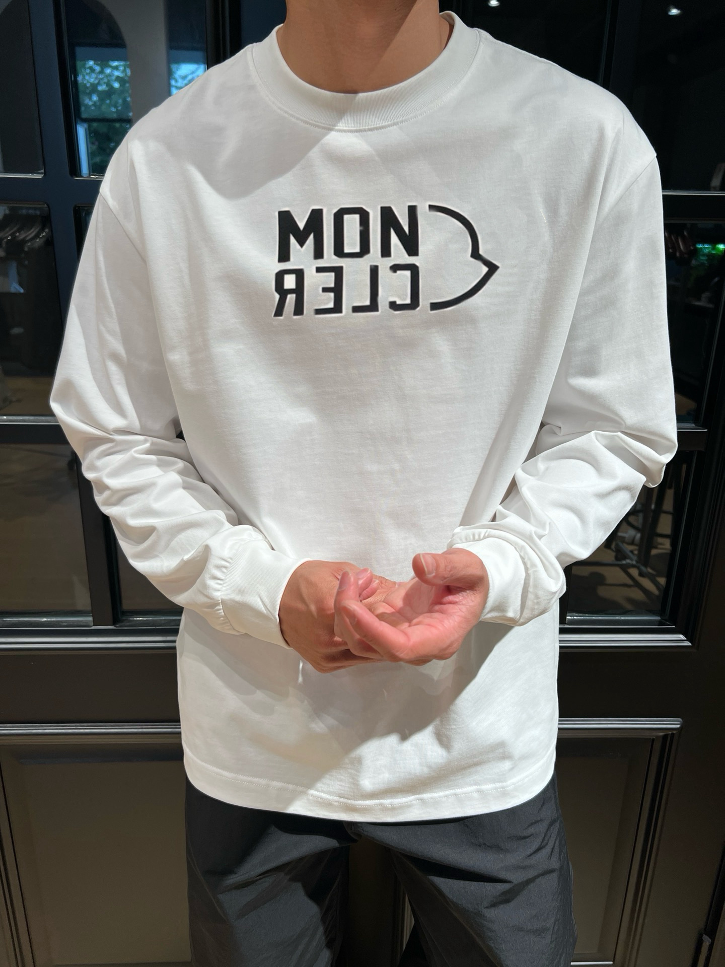 P90
蒙口 新款长袖 T 恤超好看！
胸口徽标 logo 高级胶印，简约又吸睛😎
休闲长袖，舒适自在
男女同款，一起轻松出街
赶紧穿上它，展现时尚魅力✨
颜色：黑、白、
码数：S-XL

👉

👉